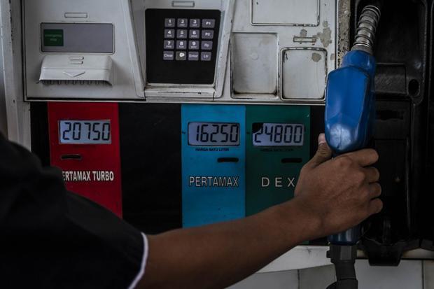 Petugas bersiap melayani pengisian bahan bakar minyak (BBM) jenis Pertamax di SPBU Pertamina Jalan Veteran, Semarang, Jawa Tengah, Rabu (10/6/2026). Pertamina Patra Niaga melakukan penyesuaian harga jual BBM nonsubsidi jenis Pertamax (RON 92) dari Rp12.300 per liter naik menjadi Rp16.250 per liter dan Pertamax Green 95 (RON 95) dari Rp12.900 per liter naik menjadi Rp17.000 per liter yang berlaku per 10 Juni.