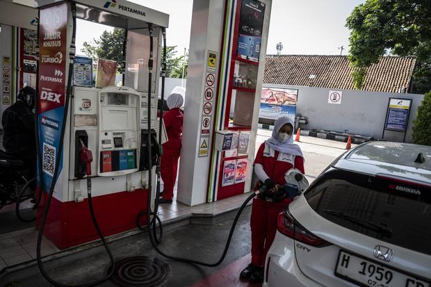 Petugas melayani pengisian bahan bakar minyak (BBM) jenis Pertamax di SPBU Pertamina Jalan Veteran, Semarang, Jawa Tengah, Rabu (10/6/2026). Pertamina Patra Niaga melakukan penyesuaian harga jual BBM nonsubsidi jenis Pertamax (RON 92) dari Rp12.300 per liter naik menjadi Rp16.250 per liter dan Pertamax Green 95 (RON 95) dari Rp12.900 per liter naik menjadi Rp17.000 per liter yang berlaku per 10 Juni.