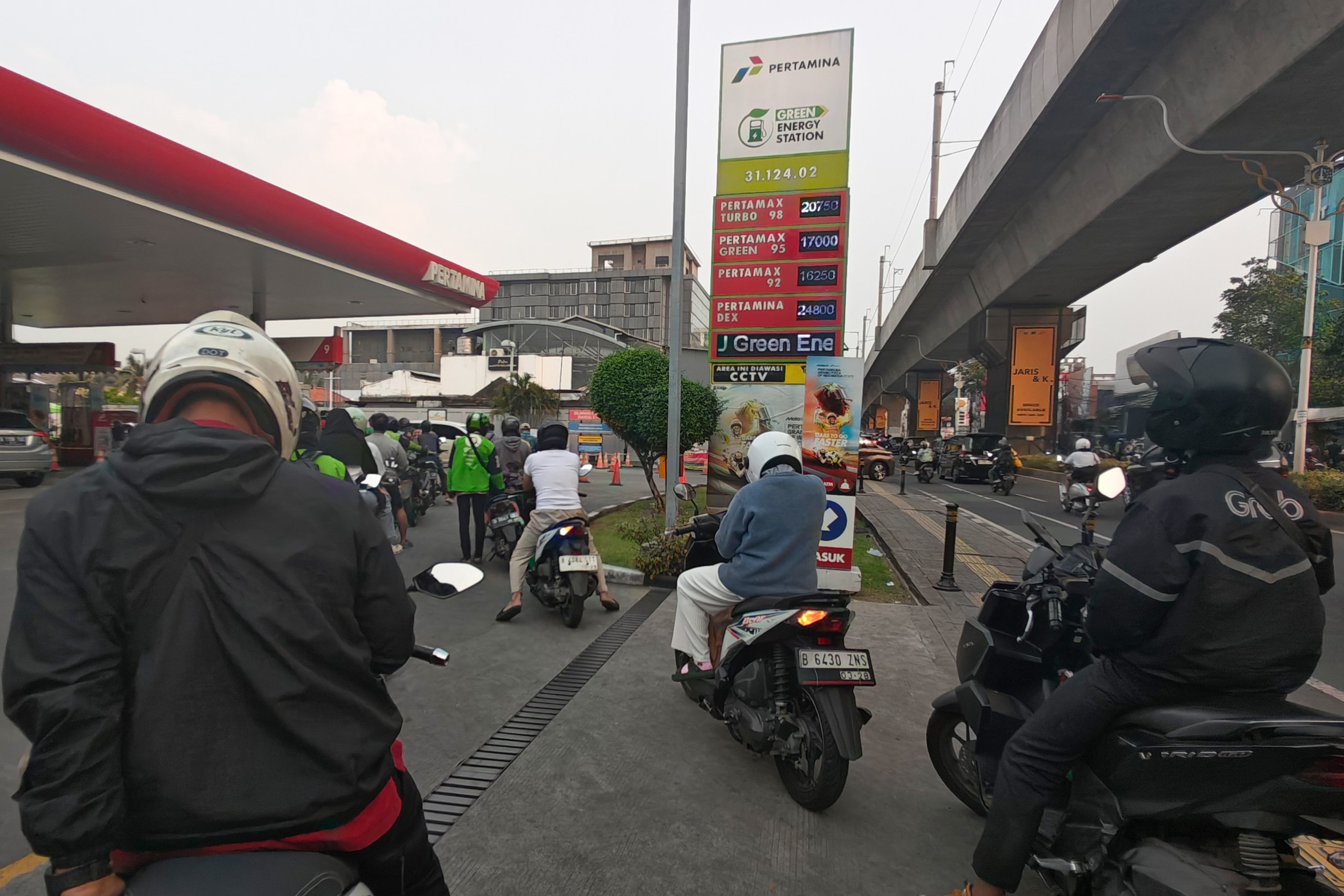 Sejumlah pengendara sepeda motor mengantre untuk mengisi bahan bakar minyak (BBM) di SPBU Coco Fatmawati, Cipete, Jakarta Selatan, Rabu (10/6/2026). Pertamina Patra Niaga menaikkan harga BBM jenis Pertamax (RON 92) dari Rp 12.300 per liter menjadi Rp 16.250 per liter dan Pertamax Green (RON 95) dari Rp. 12.900 menjadi Rp 17.000 per liter.