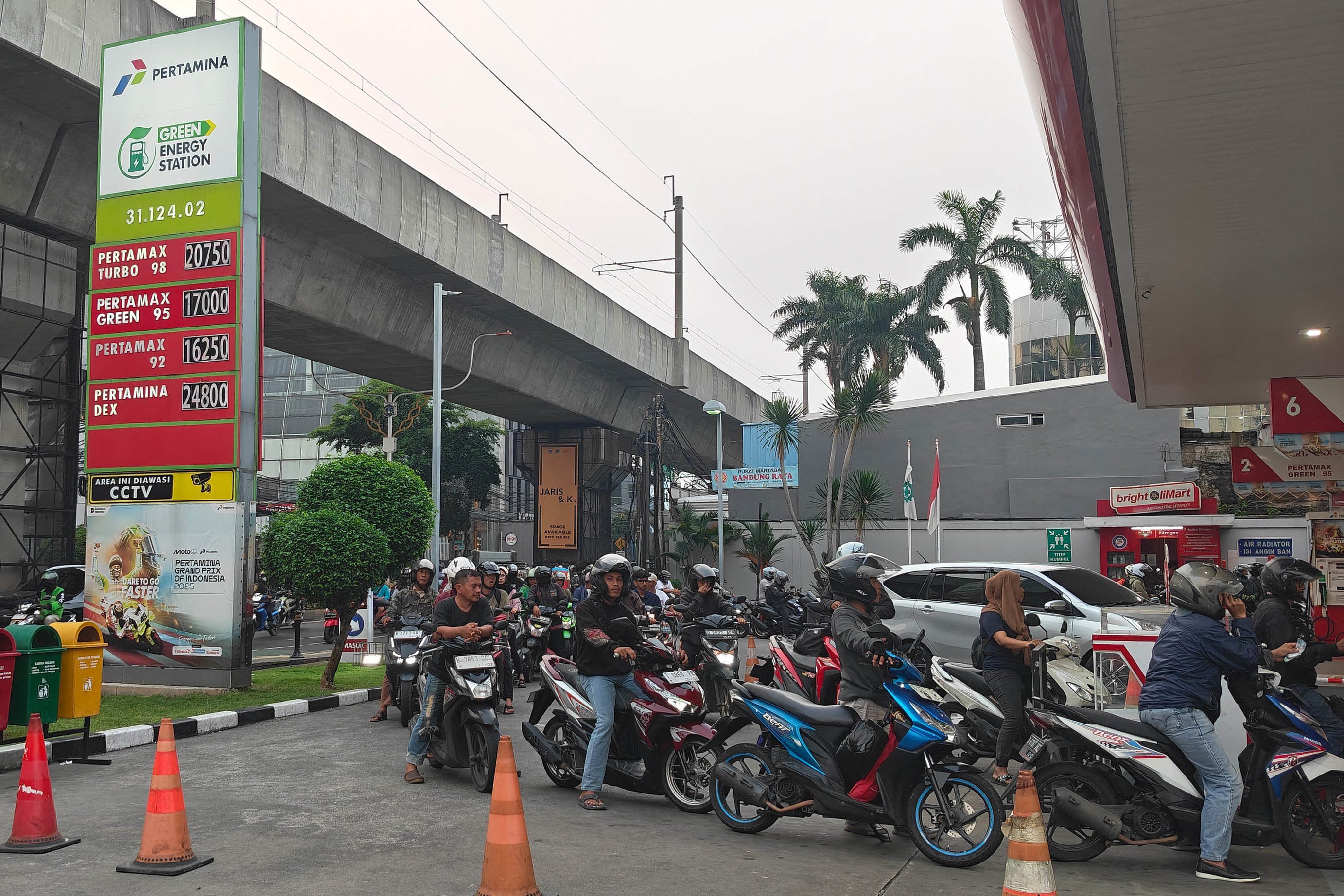 Sejumlah pengendara sepeda motor mengantre untuk mengisi bahan bakar minyak (BBM) di SPBU Coco Fatmawati, Cipete, Jakarta Selatan, Rabu (10/6/2026). Pertamina Patra Niaga menaikkan harga BBM jenis Pertamax (RON 92) dari Rp 12.300 per liter menjadi Rp 16.250 per liter dan Pertamax Green (RON 95) dari Rp. 12.900 menjadi Rp 17.000 per liter.