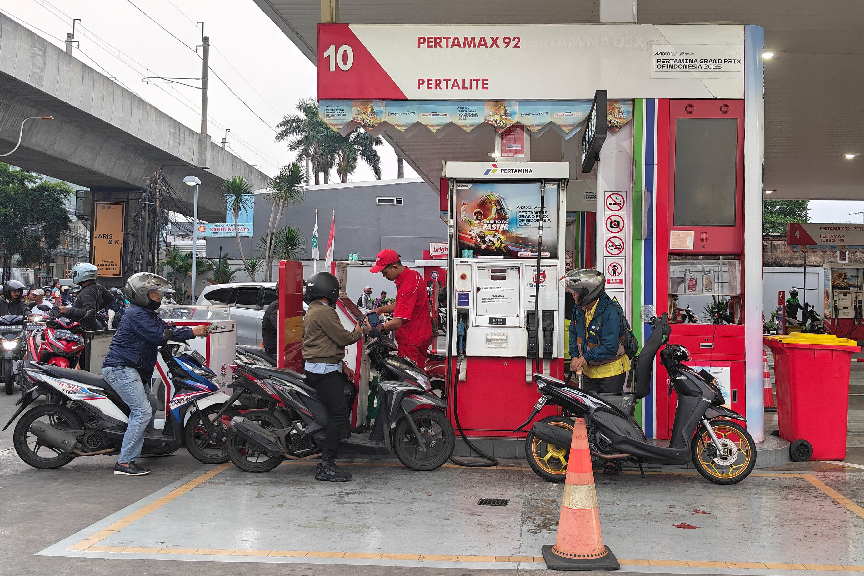 Pengendara sepeda motor mengisi bahan bakar minyak (BBM) jenis Pertamax di SPBU Coco Fatmawati, Cipete, Jakarta Selatan, Rabu (10/6/2026). Pertamina Patra Niaga menaikkan harga BBM jenis Pertamax (RON 92) dari Rp 12.300 per liter menjadi Rp 16.250 per liter dan Pertamax Green (RON 95) dari Rp. 12.900 menjadi Rp 17.000 per liter.