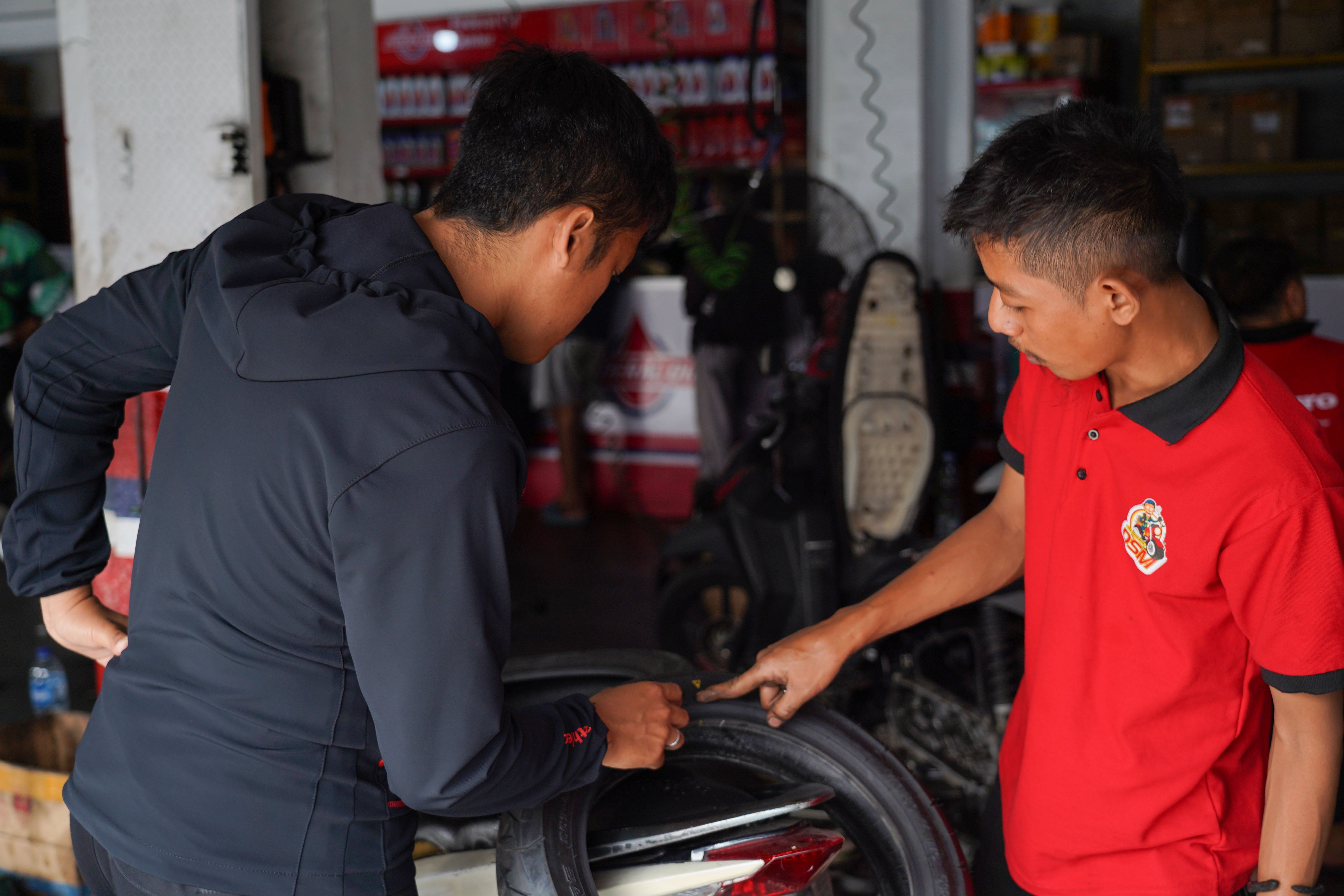 Warga melihat ban motornya yang akan diperbaiki di salah satu bengkel di kawasan Pasar Minggu, Jakarta, Selasa (9/6/2026). Melemahnya nilai tukar rupiah terhadap dolar Amerika membuat harga onderdil motor seperti oli, ban hingga kampas rem mengalami kenaikan harga rata-rata dari Rp 15 ribu hingga Rp 20 ribu.