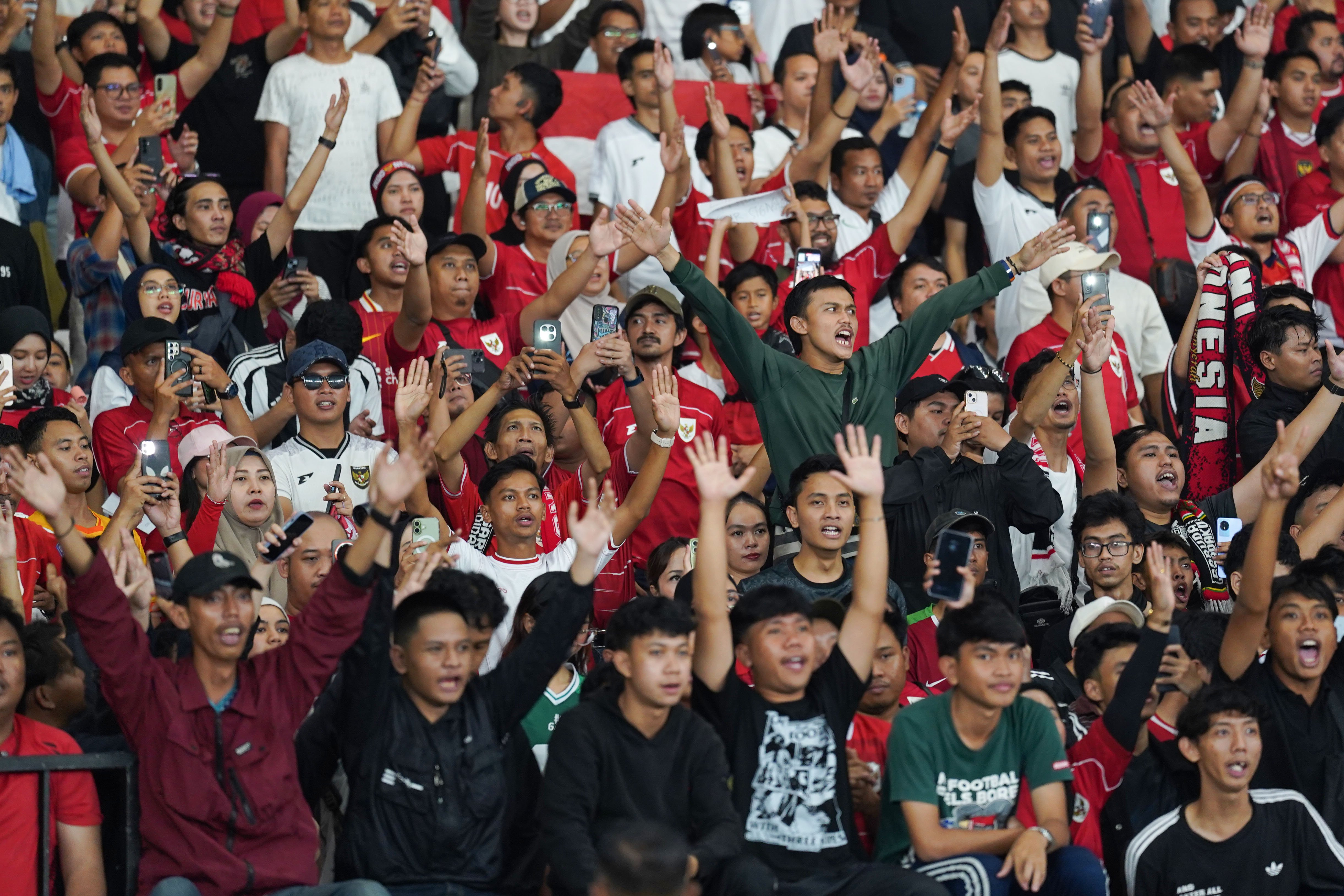 Suporter menyanyikan lagu Tanah Airku usai pertandingan FIFA Matchday di Stadion Utama Gelora Bung Karno, Jakarta, Selasa (9/6/2026). Laga bertajuk Garuda Championship Series 2026 tersebut dimenangkan oleh Timnas Indonesia dengan skor 1-0.