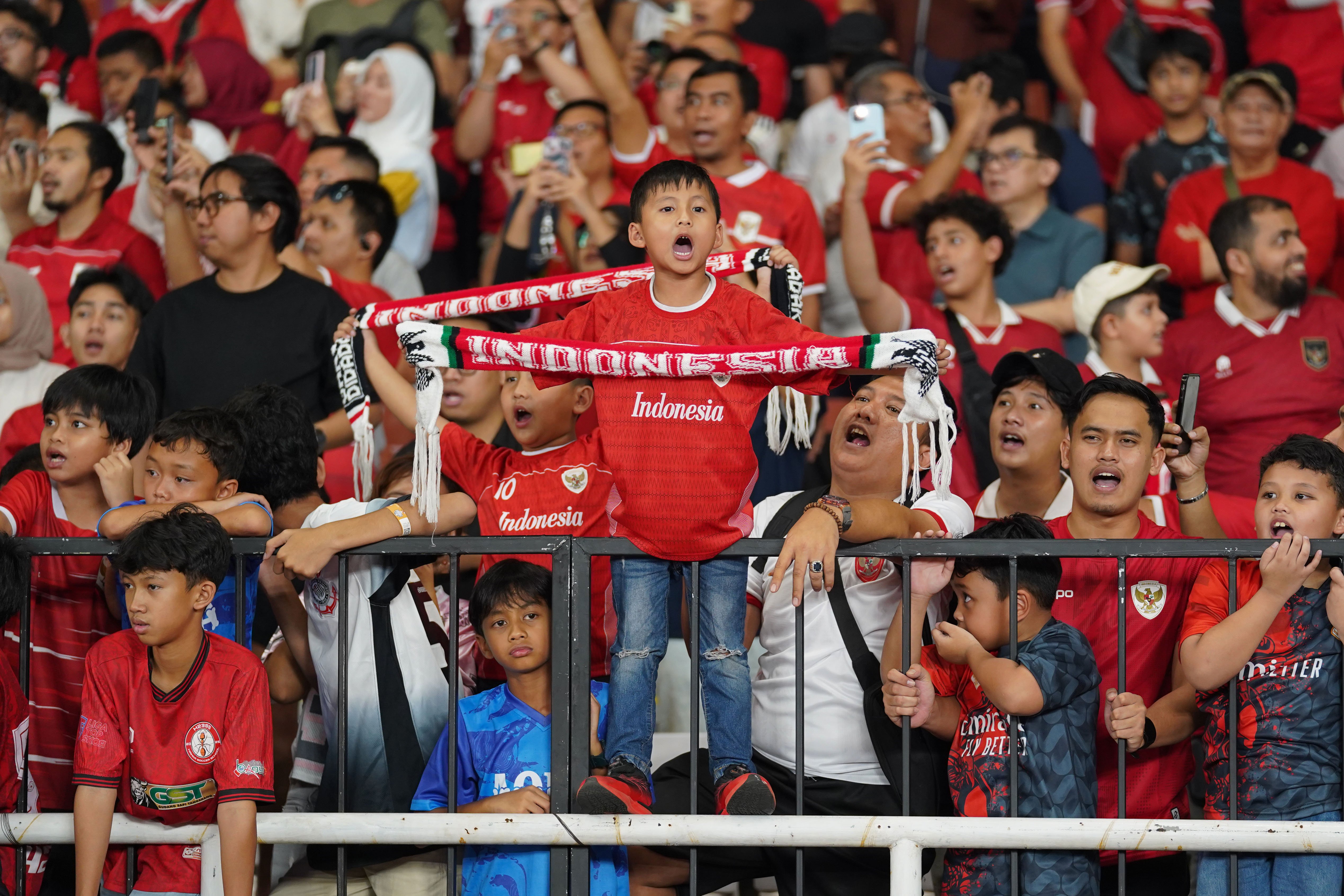 Suporter menyanyikan lagu Tanah Airku usai pertandingan FIFA Matchday di Stadion Utama Gelora Bung Karno, Jakarta, Selasa (9/6/2026). Laga bertajuk Garuda Championship Series 2026 tersebut dimenangkan oleh Timnas Indonesia dengan skor 1-0.