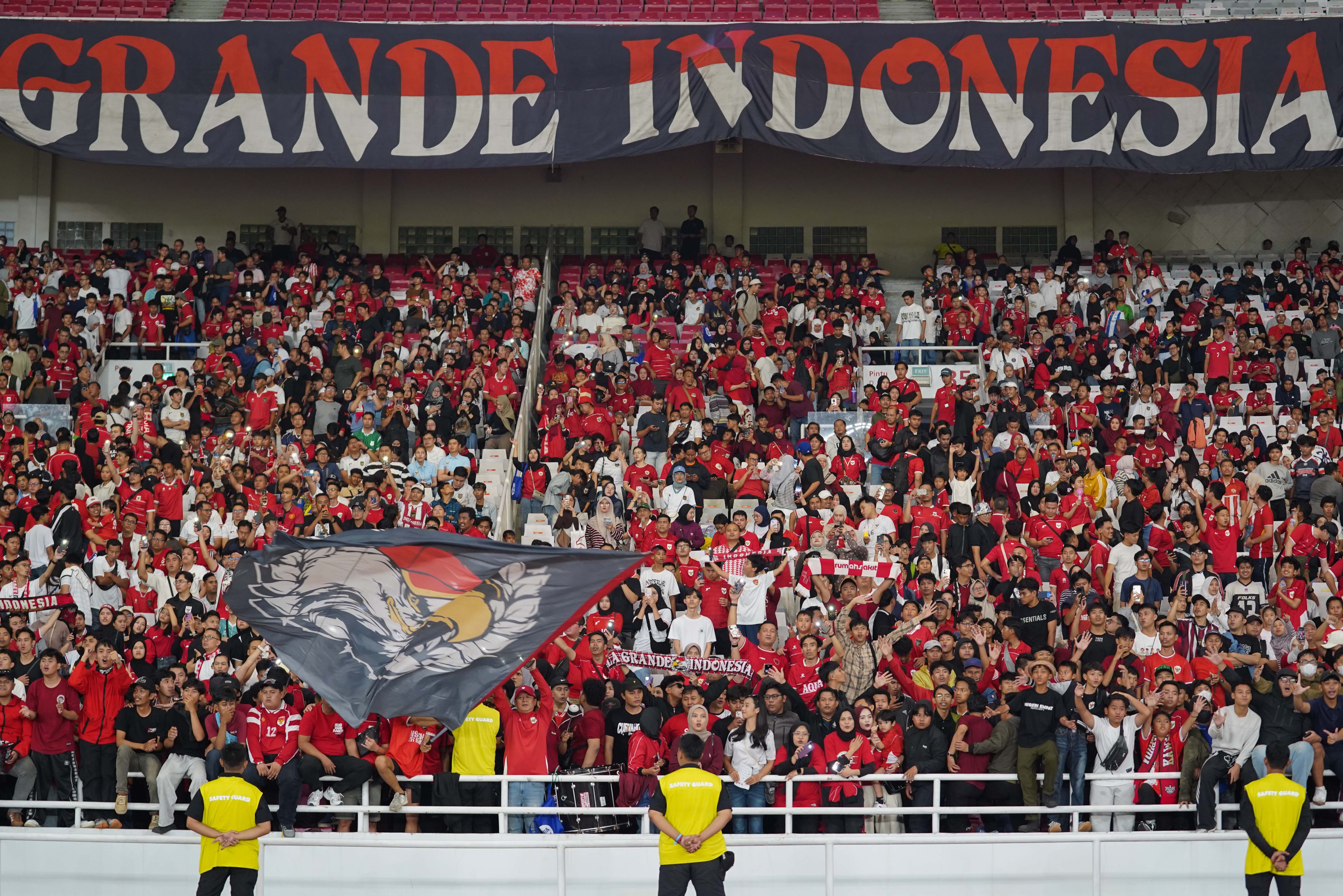 Suporter memberikan dukungan kepada Timnas Indonesia pada pertandingan FIFA Matchday di Stadion Utama Gelora Bung Karno, Jakarta, Selasa (9/6/2026). Laga bertajuk Garuda Championship Series 2026 tersebut dimenangkan oleh Timnas Indonesia dengan skor 1-0.