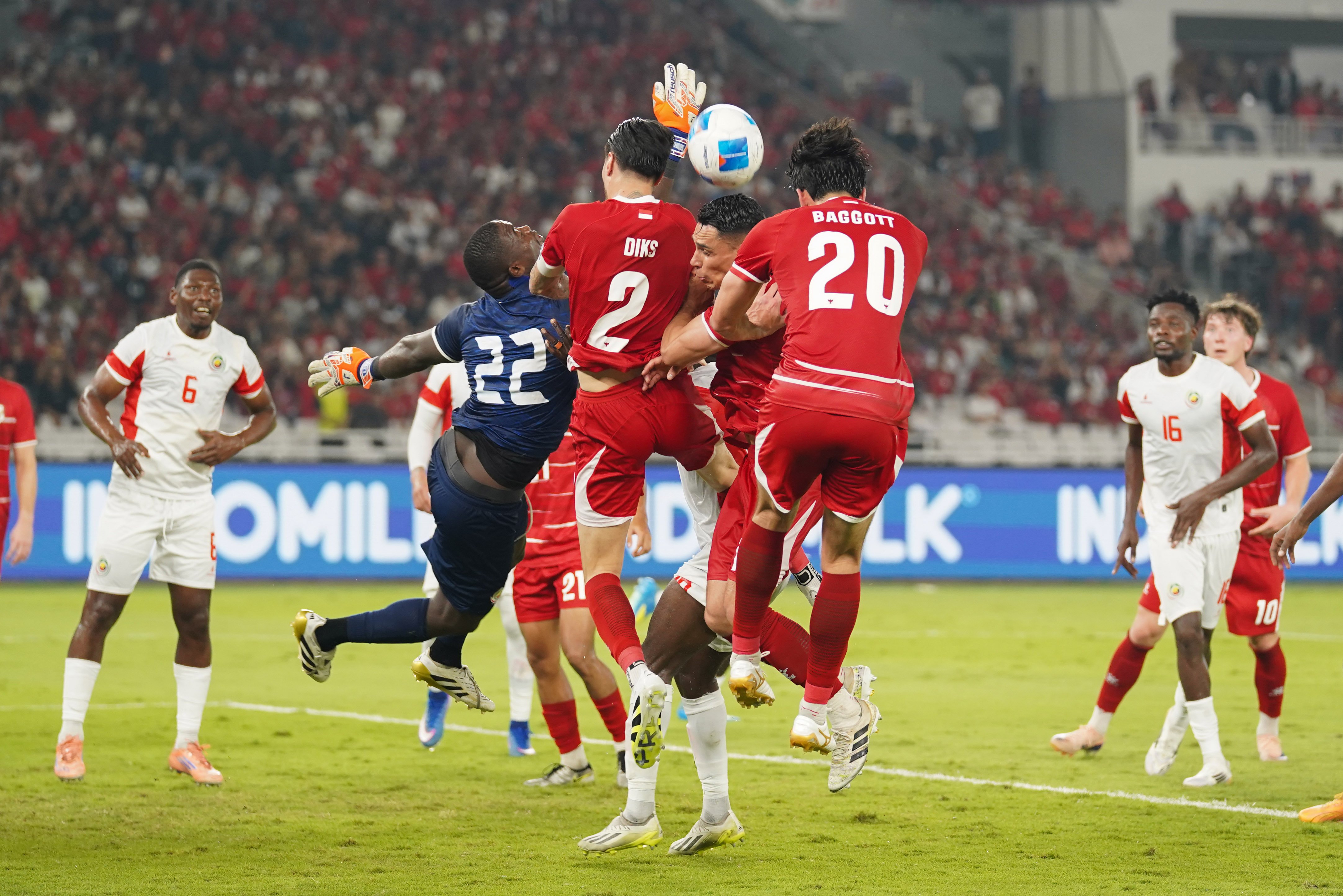 Sejumlah pesepak bola Timnas Indonesia berusaha menyundul bola yang ditepis oleh kiper Timnas Mozambik Ivane Carminio (kedua kiri) pada pertandingan FIFA Matchday di Stadion Utama Gelora Bung Karno, Jakarta, Selasa (9/6/2026). Laga bertajuk Garuda Championship Series 2026 tersebut dimenangkan oleh Timnas Indonesia dengan skor 1-0.