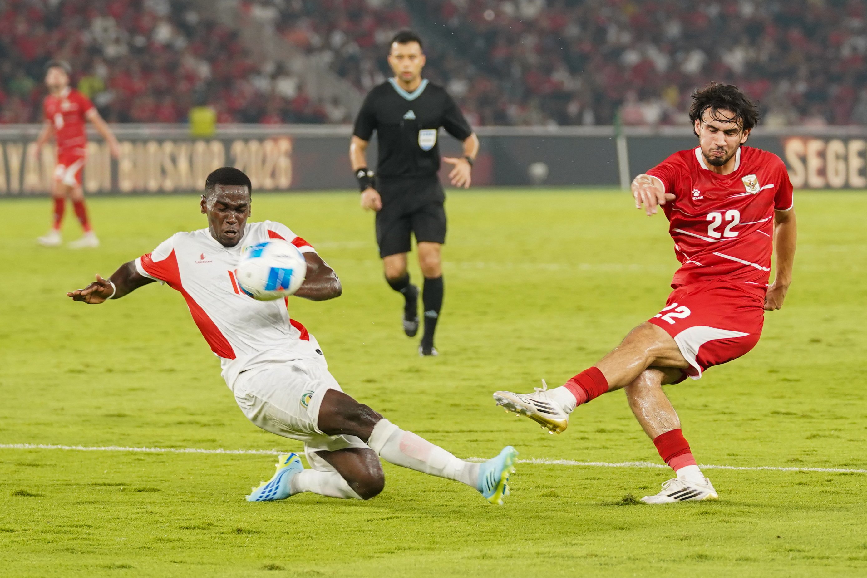 Pesepak bola Timnas Indonesia Nathan Tjoe-A-On (kanan) menendang bola yang dikawal pemain Timnas Mozambik Bheu Antonio Januario pada pertandingan FIFA Matchday di Stadion Utama Gelora Bung Karno, Jakarta, Selasa (9/6/2026). Laga bertajuk Garuda Championship Series 2026 tersebut dimenangkan oleh Timnas Indonesia dengan skor 1-0.
