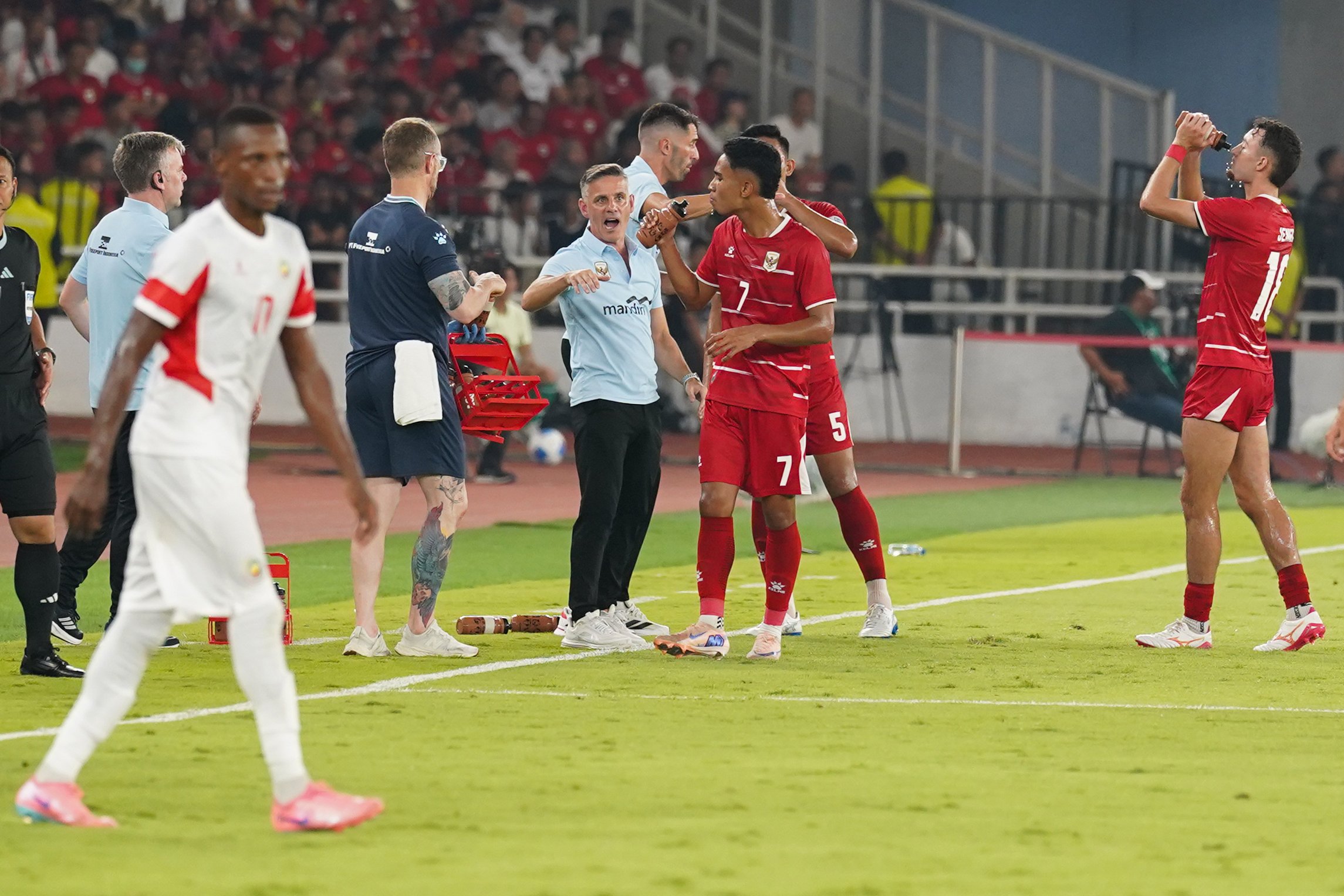 Pelatih Timnas Indonesia John Herdman (tengah) memberikan instruksi kepada pemain Timnas Indonesia yang sedang bertanding melawan Timnas Mozambik pada FIFA Matchday di Stadion Utama Gelora Bung Karno, Jakarta, Selasa (9/6/2026). Laga bertajuk Garuda Championship Series 2026 tersebut dimenangkan oleh Timnas Indonesia dengan skor 1-0.