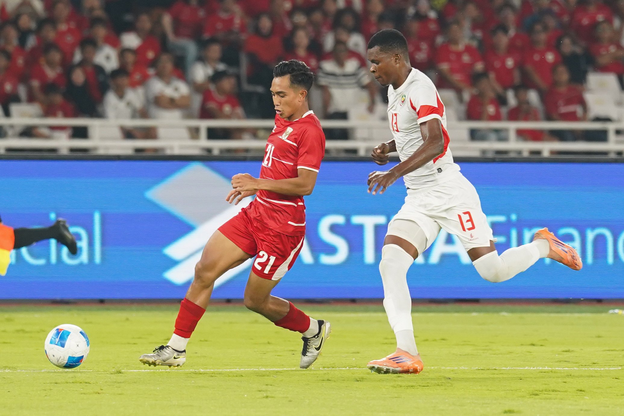 Pesepak bola Timnas Indonesia Rayhan Hannan (kiri) membawa bola yang dikawal pemain Timnas Mozambik Valter Antonio Dauce pada pertandingan FIFA Matchday di Stadion Utama Gelora Bung Karno, Jakarta, Selasa (9/6/2026). Laga bertajuk Garuda Championship Series 2026 tersebut dimenangkan oleh Timnas Indonesia dengan skor 1-0.