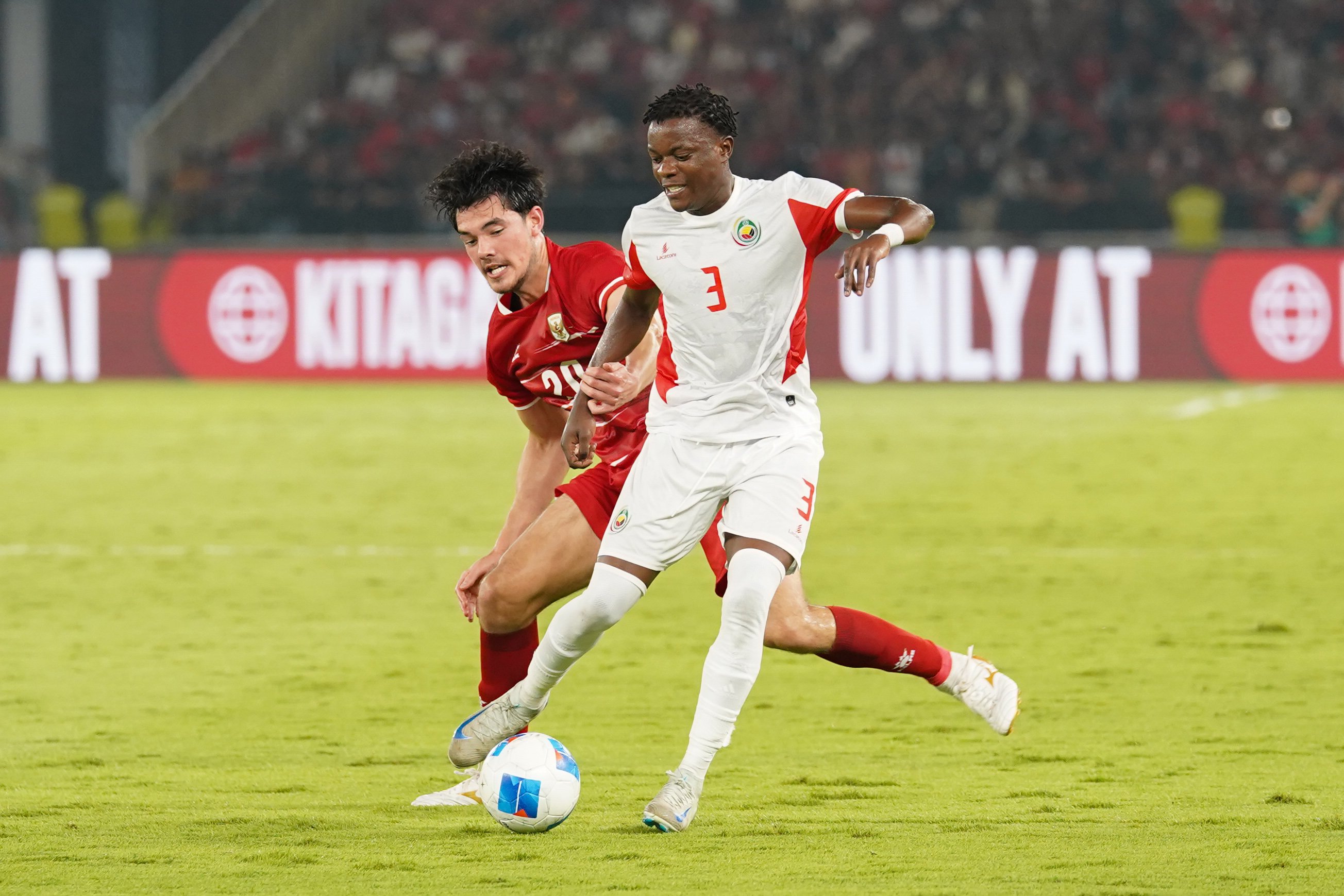 Pesepak bola Timnas Indonesia Elkan Baggott (kiri) berebut bola dengan pemain Timnas Mozambik Oscar Benjamin Samuane pada pertandingan FIFA Matchday di Stadion Utama Gelora Bung Karno, Jakarta, Selasa (9/6/2026). Laga bertajuk Garuda Championship Series 2026 tersebut dimenangkan oleh Timnas Indonesia dengan skor 1-0.