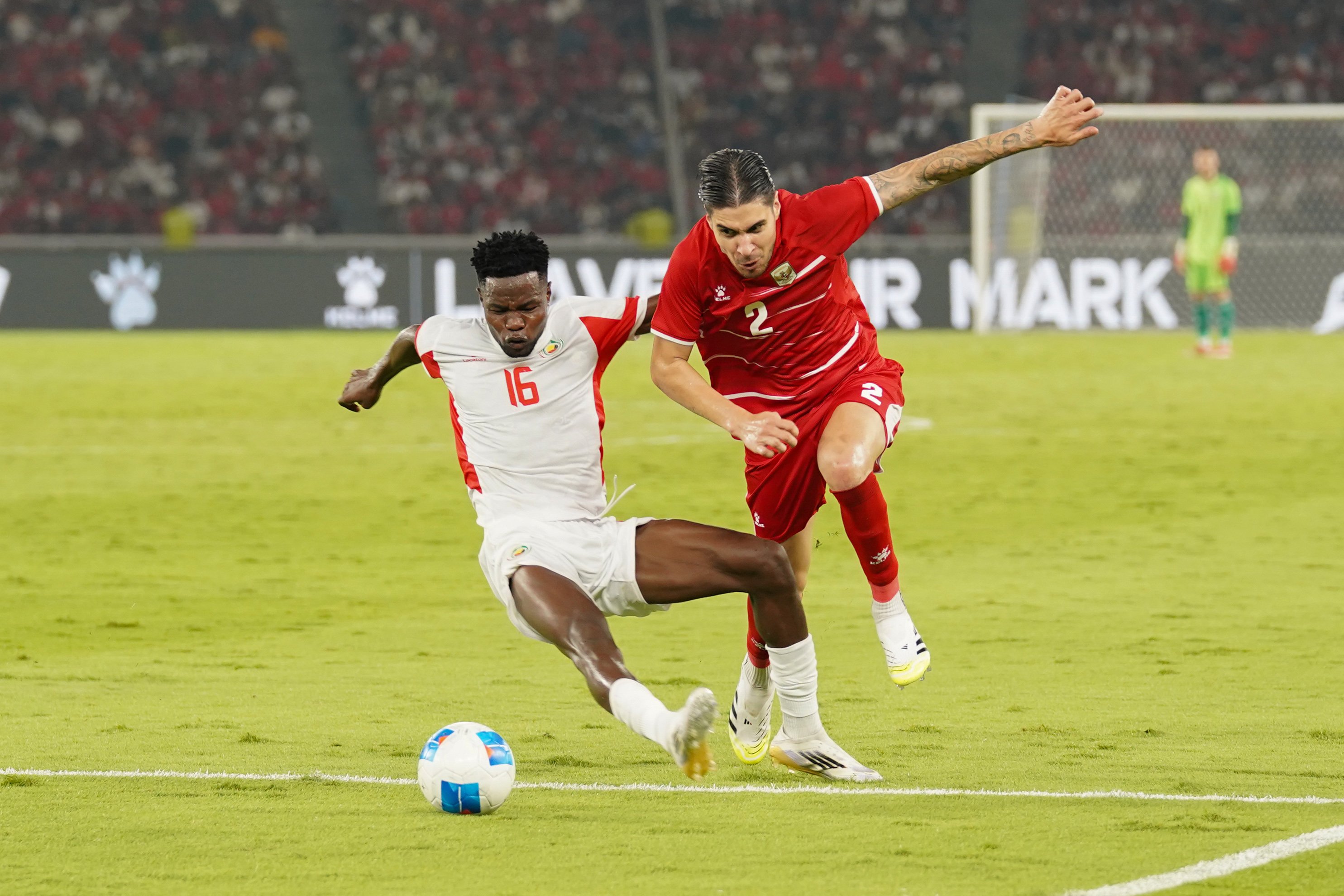 Pesepak bola Timnas Indonesia Kevin Diks (kanan) berebut bola dengan pemain Timnas Mozambik Ezequiel Idalina pada pertandingan FIFA Matchday di Stadion Utama Gelora Bung Karno, Jakarta, Selasa (9/6/2026). Laga bertajuk Garuda Championship Series 2026 tersebut dimenangkan oleh Timnas Indonesia dengan skor 1-0.