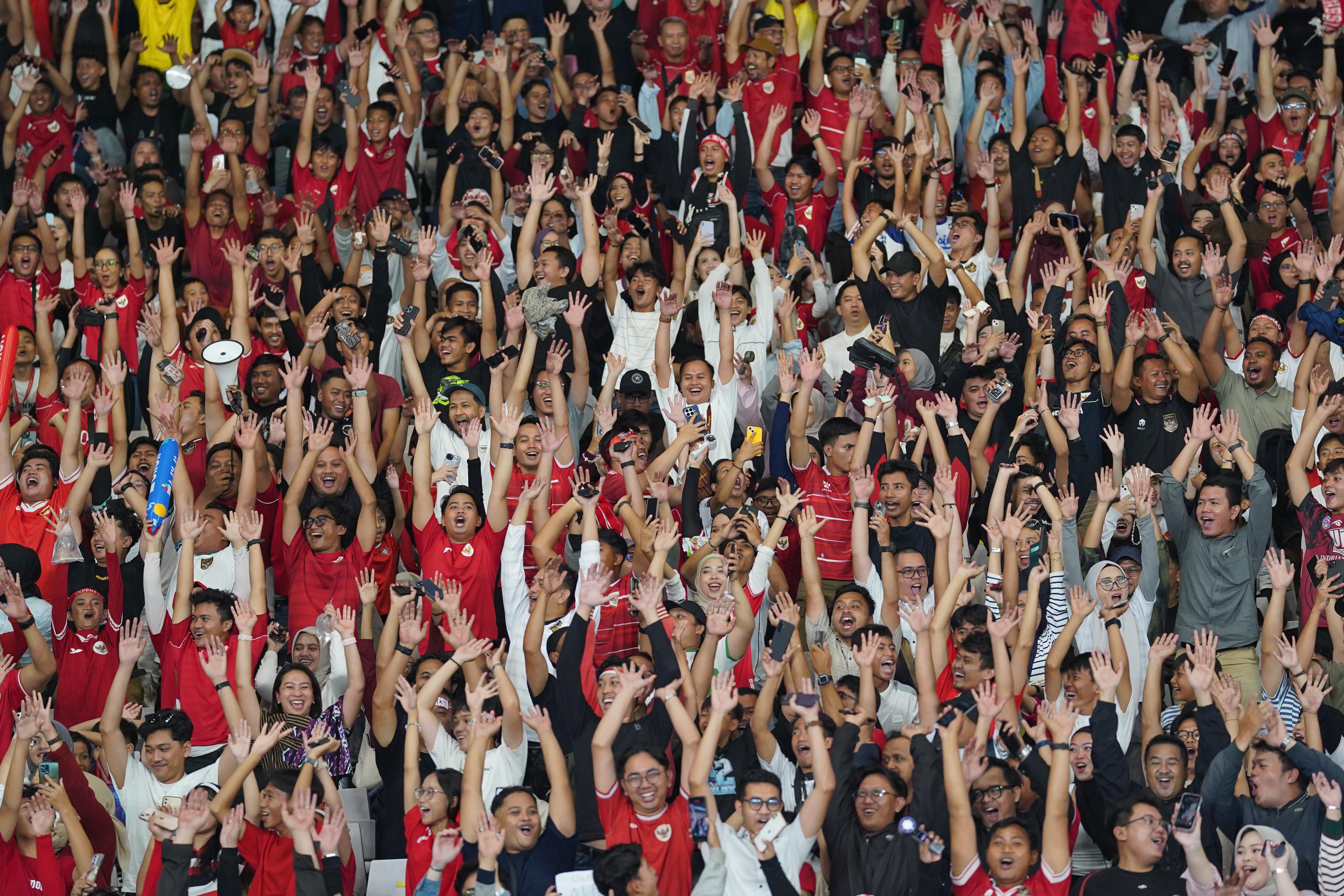 Suporter memberikan dukungan kepada Timnas Indonesia yang sedang bertanding melawan Timnas Mozambik pada FIFA Matchday di Stadion Utama Gelora Bung Karno, Jakarta, Selasa (9/6/2026). Laga bertajuk Garuda Championship Series 2026 tersebut dimenangkan oleh Timnas Indonesia dengan skor 1-0.