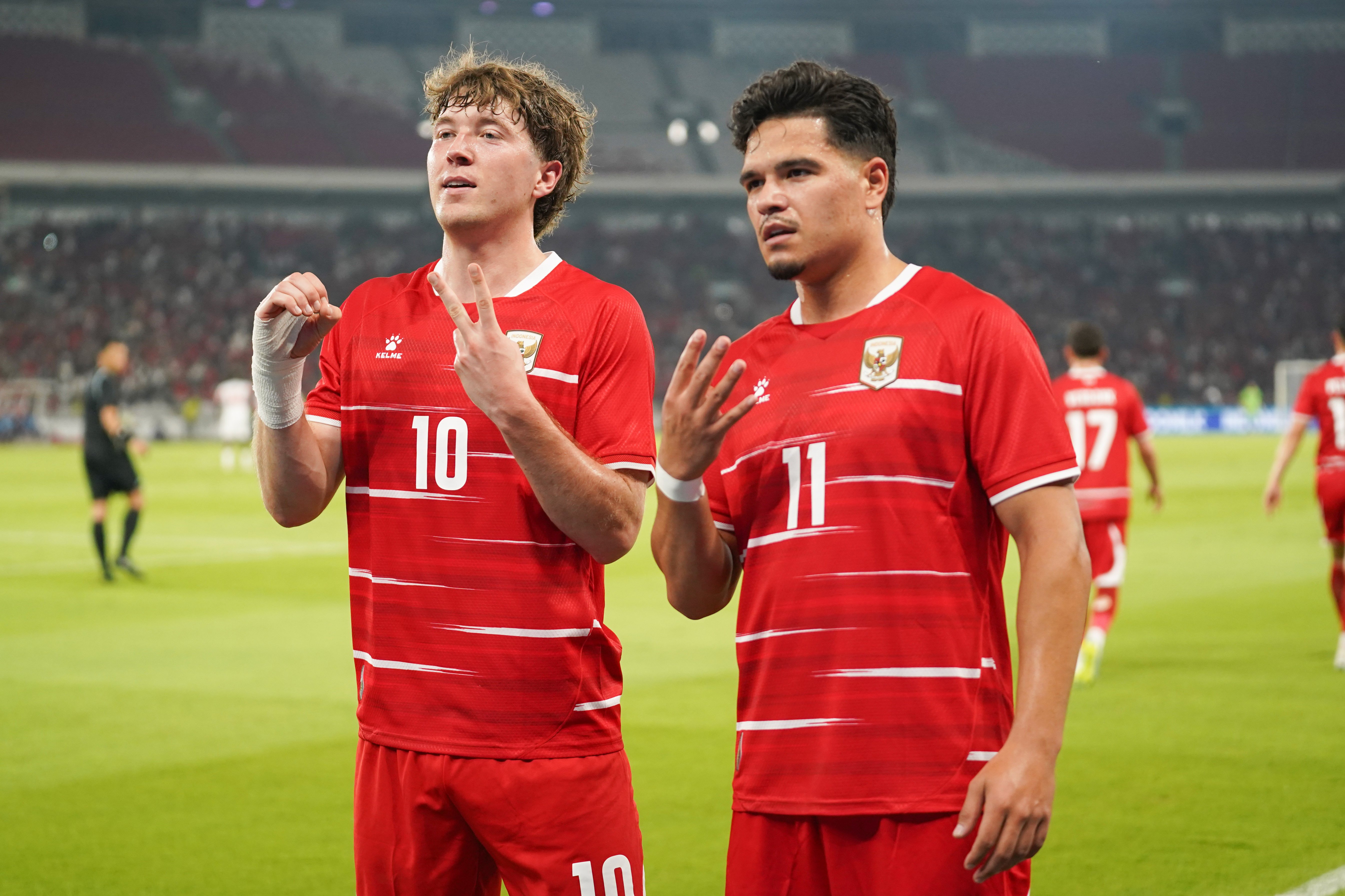 Pesepak bola Timnas Indonesia Ole Romeny (kiri) bersama Ragnar Oratmangoen berselebrasi usai mencetak gol ke gawang Timnas Mozambik pada pertandingan FIFA Matchday di Stadion Utama Gelora Bung Karno, Jakarta, Selasa (9/6/2026). Laga bertajuk Garuda Championship Series 2026 tersebut dimenangkan oleh Timnas Indonesia dengan skor 1-0.