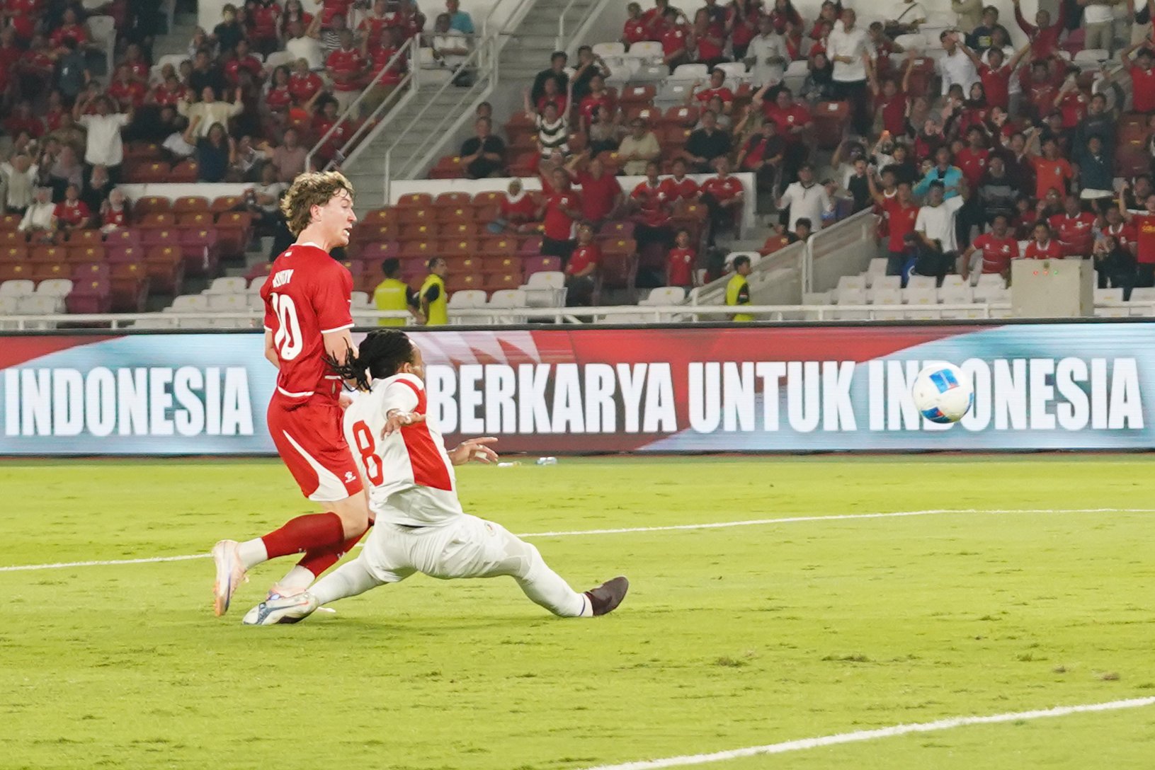 Pesepak bola Timnas Indonesia Ole Romeny (kiri) menendang bola yang dikawal pemain Timnas Mozambik Edmilson Gabriel Dove pada pertandingan FIFA Matchday di Stadion Utama Gelora Bung Karno, Jakarta, Selasa (9/6/2026). Laga bertajuk Garuda Championship Series 2026 tersebut dimenangkan oleh Timnas Indonesia dengan skor 1-0.