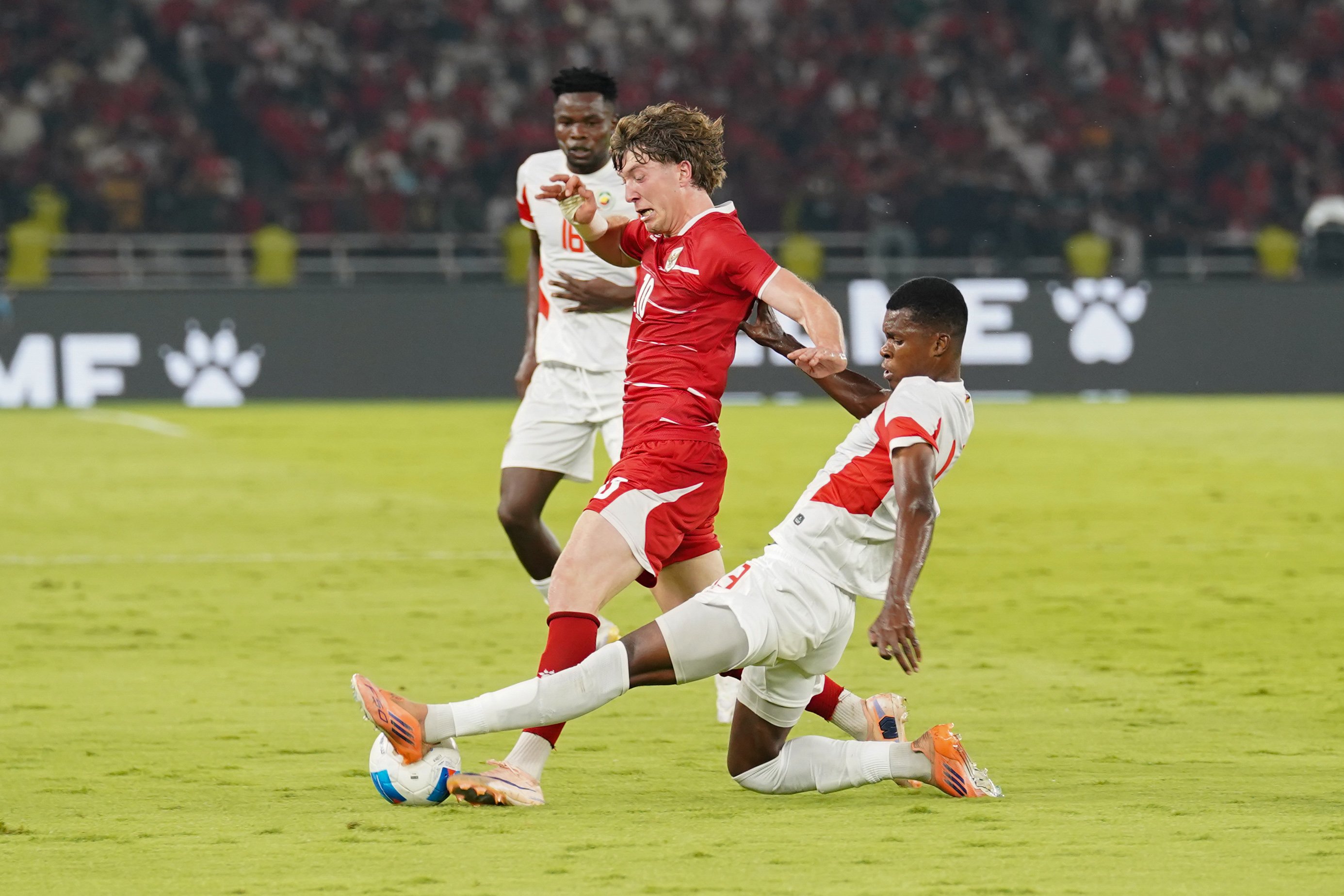 Pesepak bola Timnas Indonesia Ole Romeny (tengah) membawa bola yang dikawal pemain Timnas Mozambik Valter Antonio Dauce (kanan) pada pertandingan FIFA Matchday di Stadion Utama Gelora Bung Karno, Jakarta, Selasa (9/6/2026). Laga bertajuk Garuda Championship Series 2026 tersebut dimenangkan oleh Timnas Indonesia dengan skor 1-0.