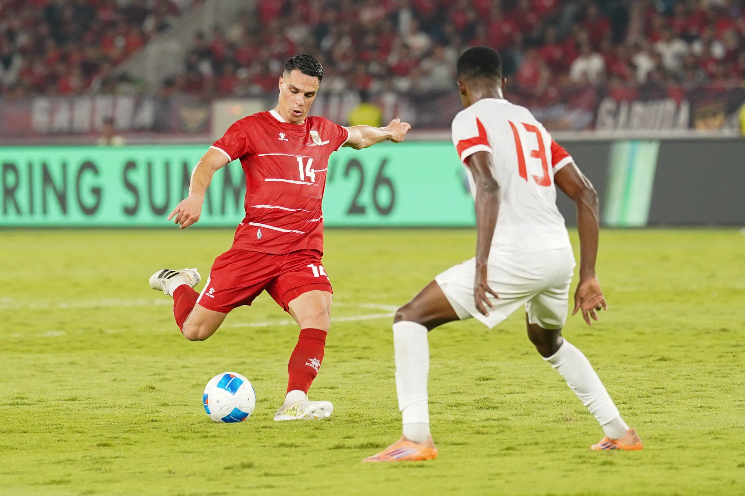 Pesepak bola Timnas Indonesia Joey Palupessy (kiri) membawa bola yang dikawal pemain Timnas Mozambik Valter Antonio Dauce pada pertandingan FIFA Matchday di Stadion Utama Gelora Bung Karno, Jakarta, Selasa (9/6/2026). Laga bertajuk Garuda Championship Series 2026 tersebut dimenangkan oleh Timnas Indonesia dengan skor 1-0.
