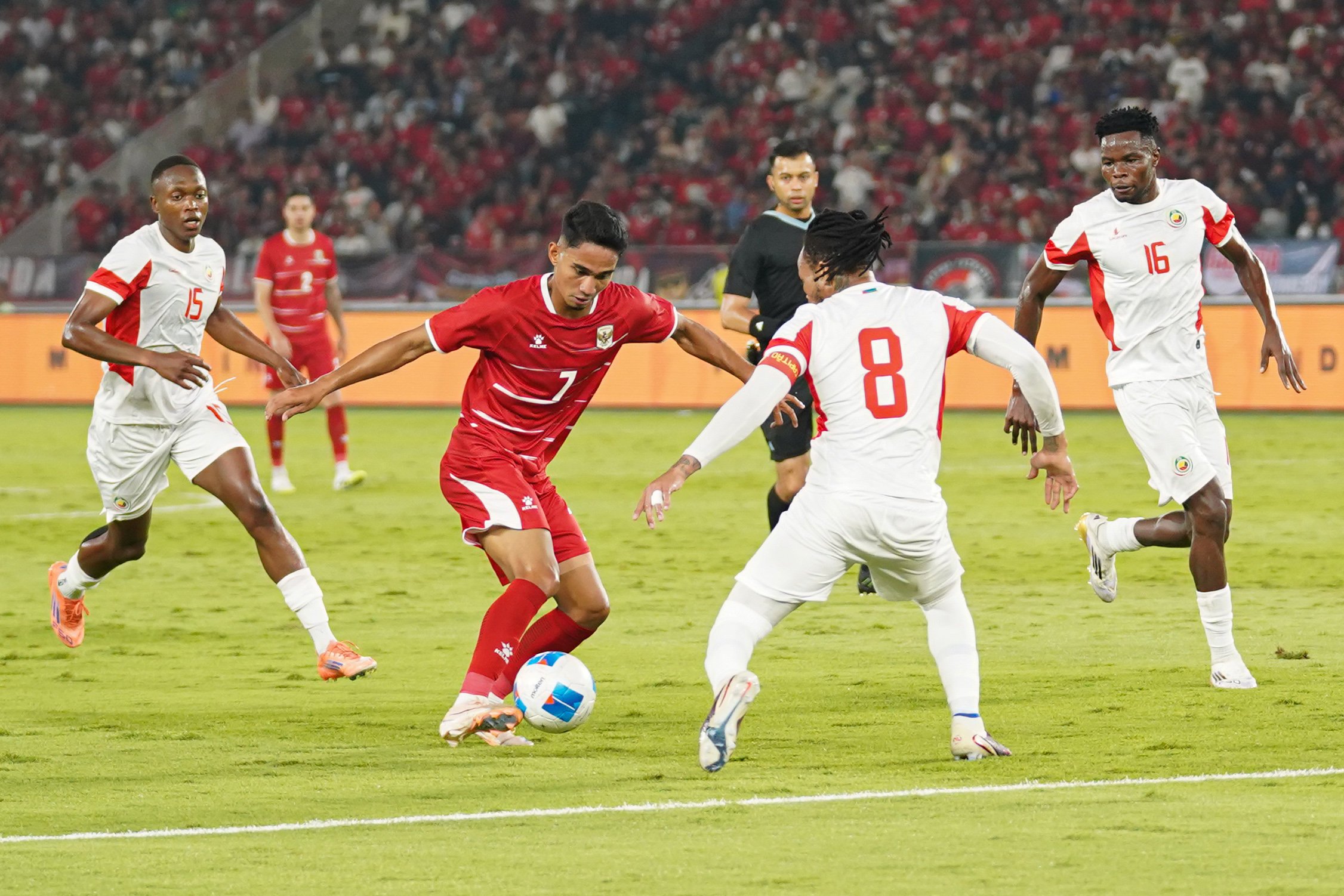 Pesepak bola Timnas Indonesia Marselino Ferdinan (kedua kiri) membawa bola yang dikawal pemain Timnas Mozambik Edmilson Gabriel Dove (kedua kanan) pada pertandingan FIFA Matchday di Stadion Utama Gelora Bung Karno, Jakarta, Selasa (9/6/2026). Laga bertajuk Garuda Championship Series 2026 tersebut dimenangkan oleh Timnas Indonesia dengan skor 1-0.