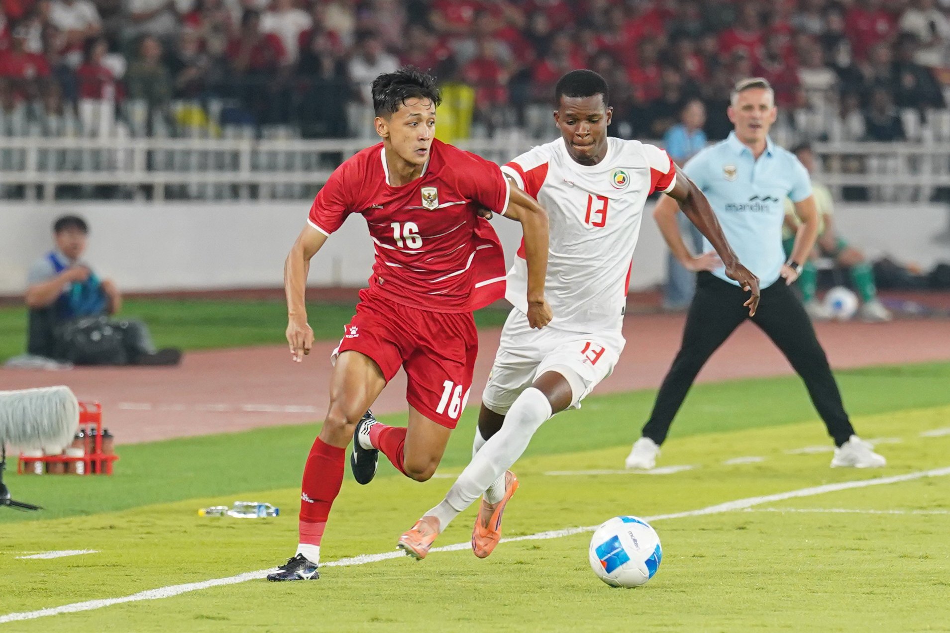 Pesepak bola Timnas Indonesia Dony Tri (kiri) Pamungkas membawa bola yang dikawal pemain Timnas Mozambik Valter Antonio Dauce pada pertandingan FIFA Matchday di Stadion Utama Gelora Bung Karno, Jakarta, Selasa (9/6/2026). Laga bertajuk Garuda Championship Series 2026 tersebut dimenangkan oleh Timnas Indonesia dengan skor 1-0.
