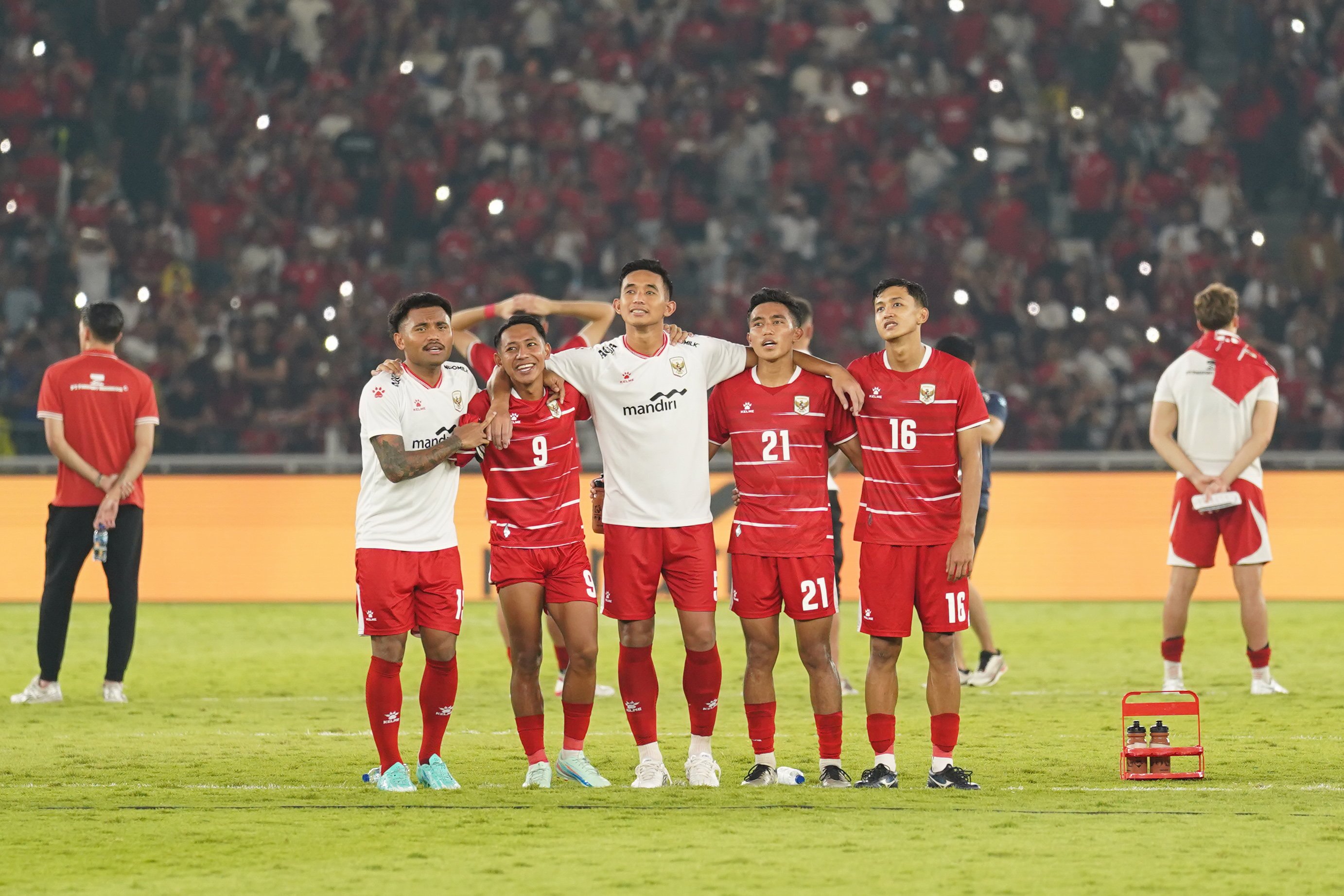 Pesepak bola Timnas Indonesia dari kiri ke kanan, Sadil Ramdani, Beckham Putra, Rizky Ridho, Rayhan Hannan dan Dony Tri Pamungkas menyanyikan lagu Tanah Airku usai pertandingan FIFA Matchday di Stadion Utama Gelora Bung Karno, Jakarta, Selasa (9/6/2026). Laga bertajuk Garuda Championship Series 2026 tersebut dimenangkan oleh Timnas Indonesia dengan skor 1-0.