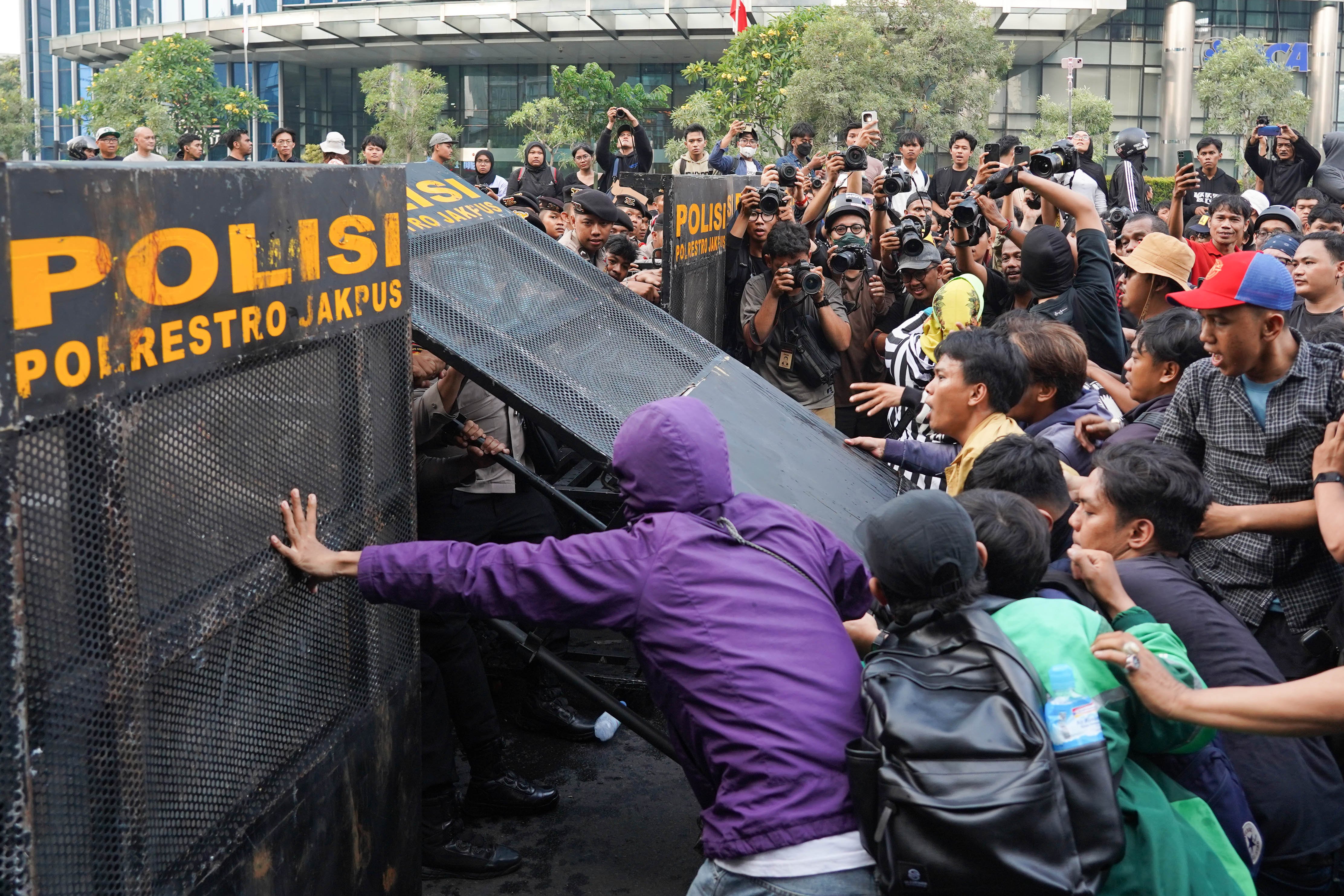 Sejumlah warga mencoba menerobos barikade personel kepolisian saat berdemonstrasi di kawasan Jalan MH Thamrin, Jakarta Pusat, Jumat (12/6/2026). Dalam aksi tersebut mereka menyampaikan tuntutan kepada pemerintah diantaranya hentikan pemborosan APBN dengan menyetop program Makan Bergizi Gratis (MBG) karena dinilai tidak efektif serta turunkan harga kebutuhan pokok dan bahan bakar minyak (BBM) yang membebani masyarakat.