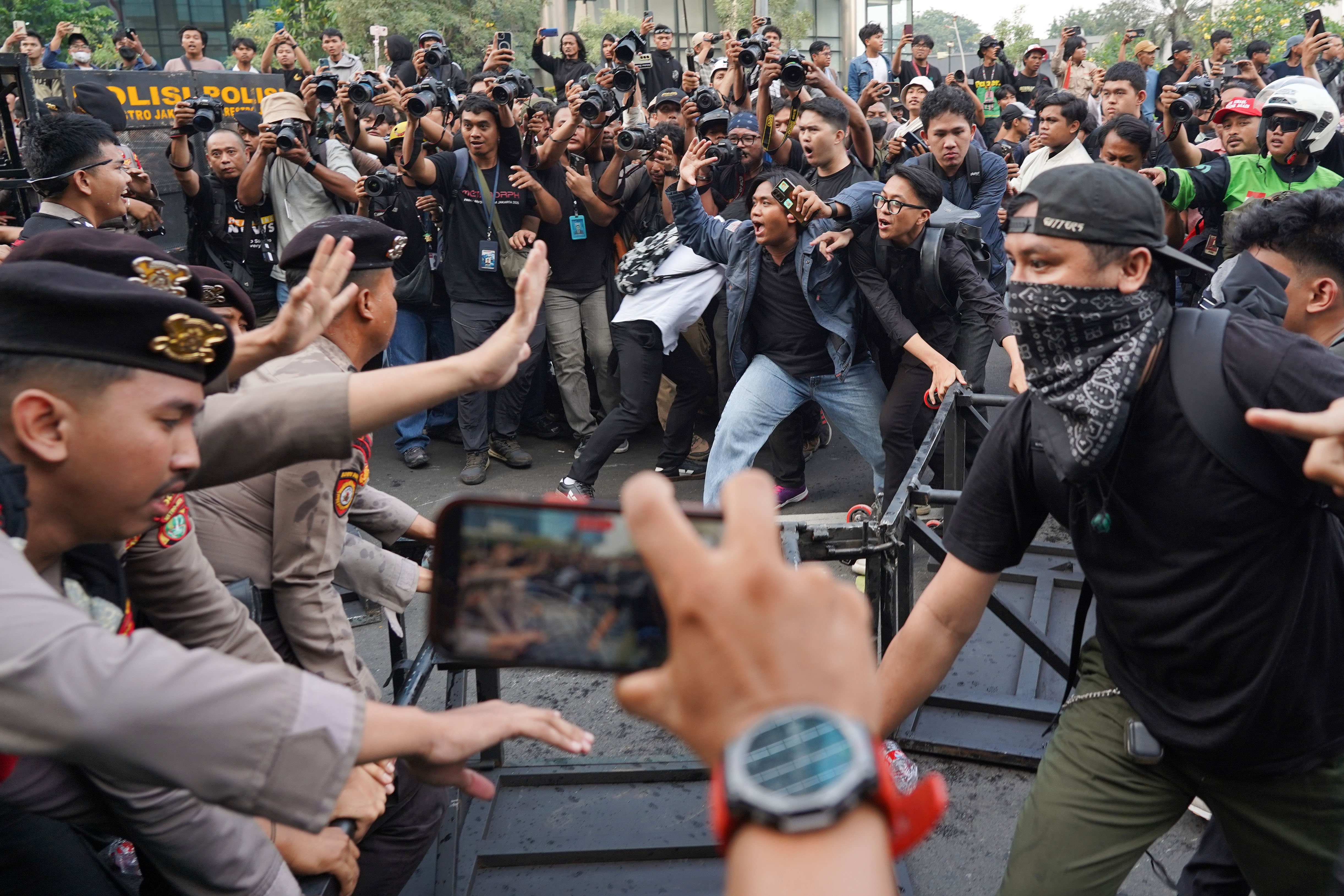 Sejumlah warga bersitegang dengan personel kepolisian saat berdemonstrasi di kawasan Jalan MH Thamrin, Jakarta Pusat, Jumat (12/6/2026). Dalam aksi tersebut mereka menyampaikan tuntutan kepada pemerintah diantaranya hentikan pemborosan APBN dengan menyetop program Makan Bergizi Gratis (MBG) karena dinilai tidak efektif serta turunkan harga kebutuhan pokok dan bahan bakar minyak (BBM) yang membebani masyarakat.
