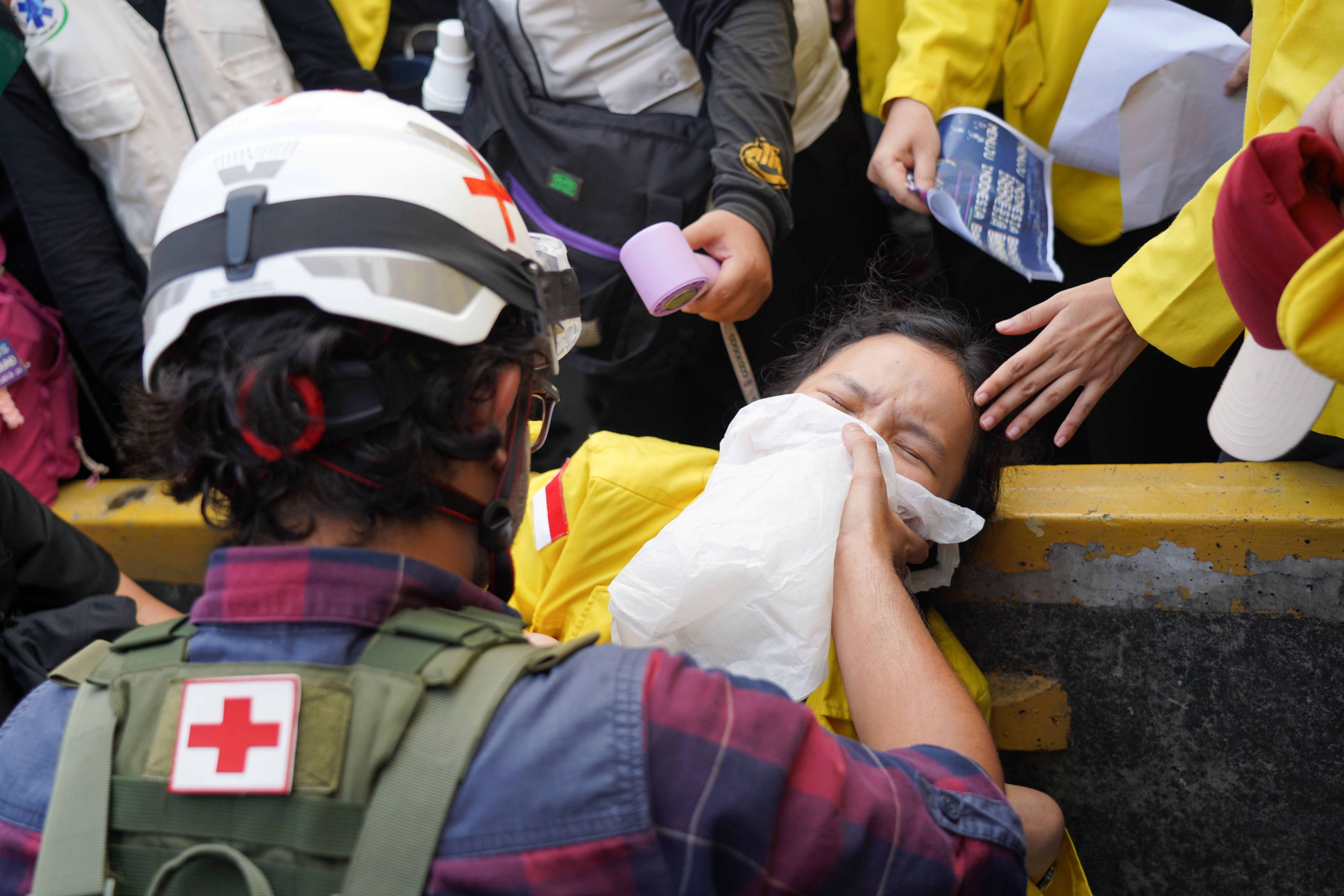 Mahasiswa BEM Universitas Indonesia mendapatkan bantuan medis saat berdemonstrasi di kawasan Jalan MH Thamrin, Jakarta Pusat, Jumat (12/6/2026). Dalam aksi tersebut mereka menyampaikan tuntutan kepada pemerintah diantaranya hentikan pemborosan APBN dengan menyetop program Makan Bergizi Gratis (MBG) karena dinilai tidak efektif serta turunkan harga kebutuhan pokok dan bahan bakar minyak (BBM) yang membebani masyarakat.