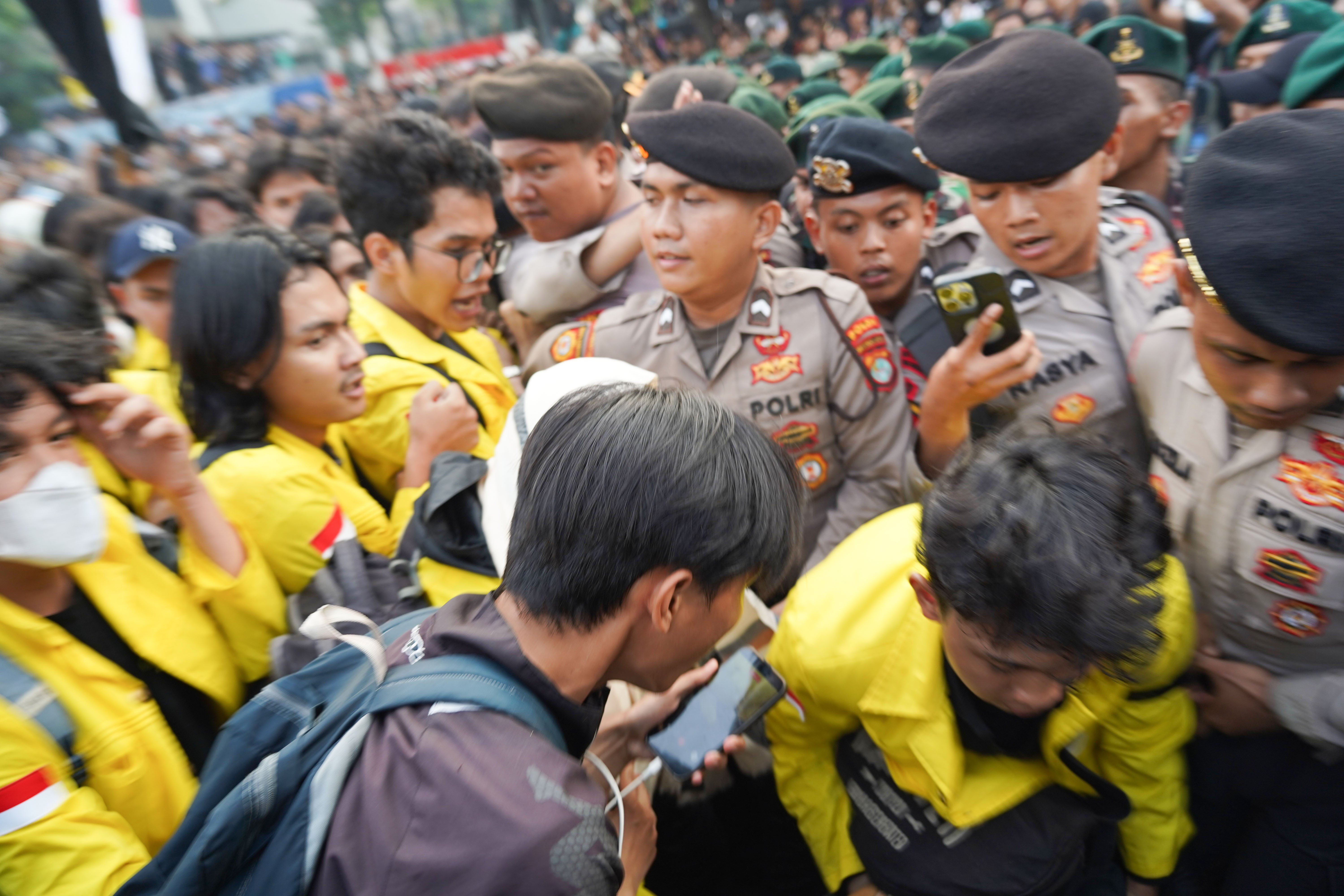 Mahasiswa BEM Universitas Indonesia bersitegang dengan personel kepolisian saat berdemonstrasi di kawasan Jalan MH Thamrin, Jakarta Pusat, Jumat (12/6/2026). Dalam aksi tersebut mereka menyampaikan tuntutan kepada pemerintah diantaranya hentikan pemborosan APBN dengan menyetop program Makan Bergizi Gratis (MBG) karena dinilai tidak efektif serta turunkan harga kebutuhan pokok dan bahan bakar minyak (BBM) yang membebani masyarakat.