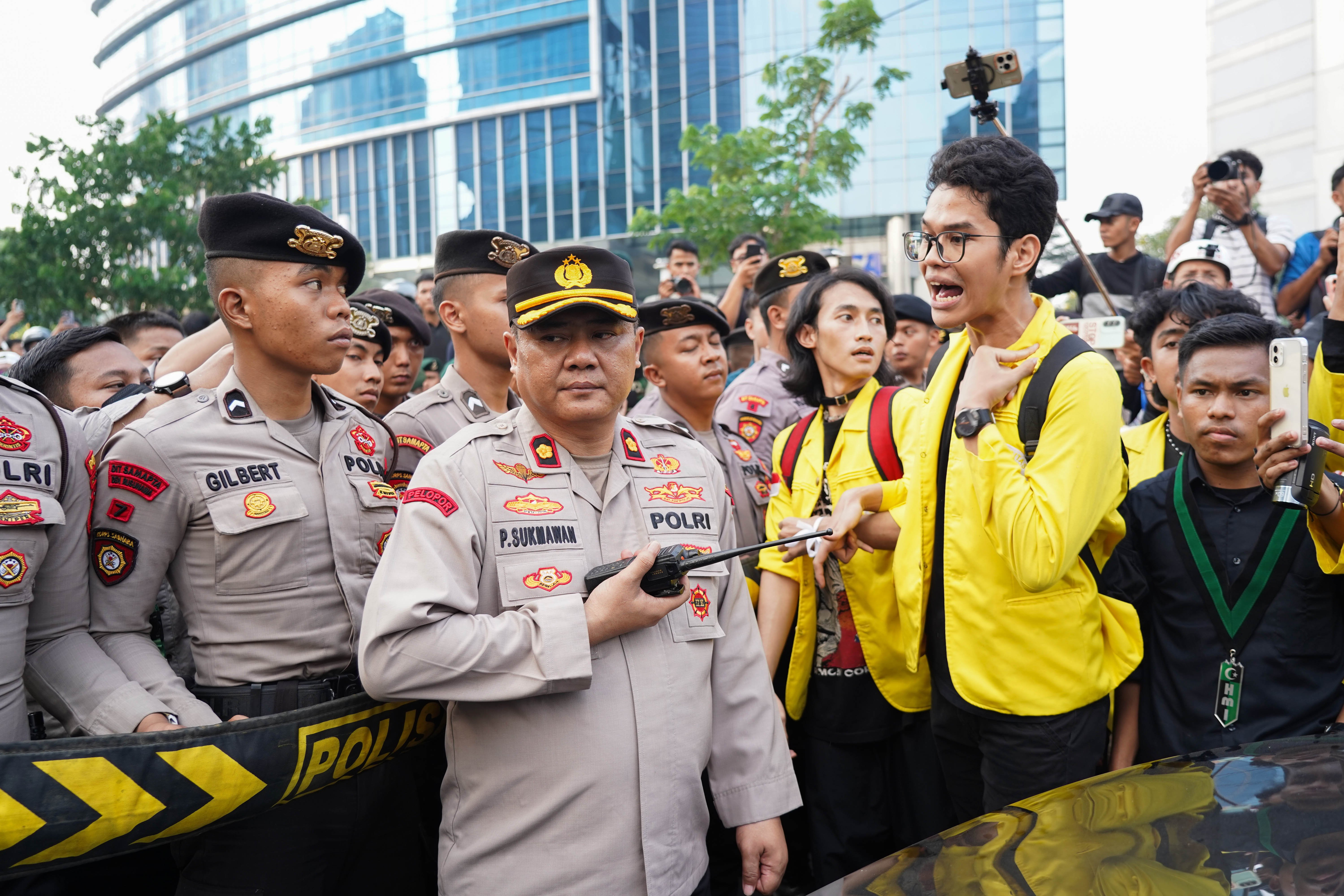 Mahasiswa BEM Universitas Indonesia berargumen dengan personel kepolisian saat berdemonstrasi di kawasan Jalan MH Thamrin, Jakarta Pusat, Jumat (12/6/2026). Dalam aksi tersebut mereka menyampaikan tuntutan kepada pemerintah diantaranya hentikan pemborosan APBN dengan menyetop program Makan Bergizi Gratis (MBG) karena dinilai tidak efektif serta turunkan harga kebutuhan pokok dan bahan bakar minyak (BBM) yang membebani masyarakat.