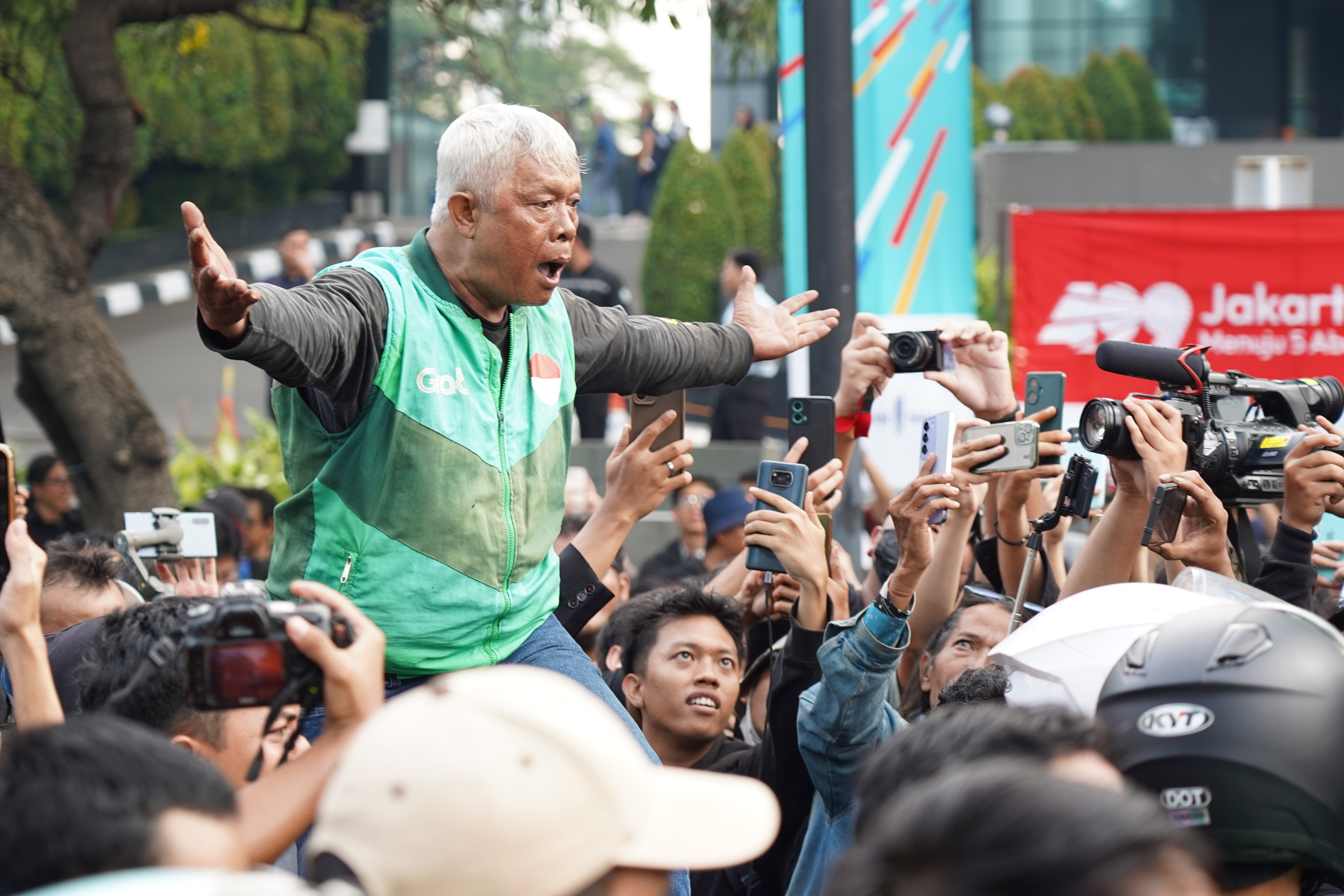 Pengemudi ojek daring bersitegang dengan personel kepolisian saat mencoba melewati barikade yang menjaga aksi demo mahasiswa di kawasan Jalan MH Thamrin, Jakarta Pusat, Jumat (12/6/2026). Dalam aksi tersebut mereka menyampaikan tuntutan kepada pemerintah diantaranya hentikan pemborosan APBN dengan menyetop program Makan Bergizi Gratis (MBG) karena dinilai tidak efektif serta turunkan harga kebutuhan pokok dan bahan bakar minyak (BBM) yang membebani masyarakat.