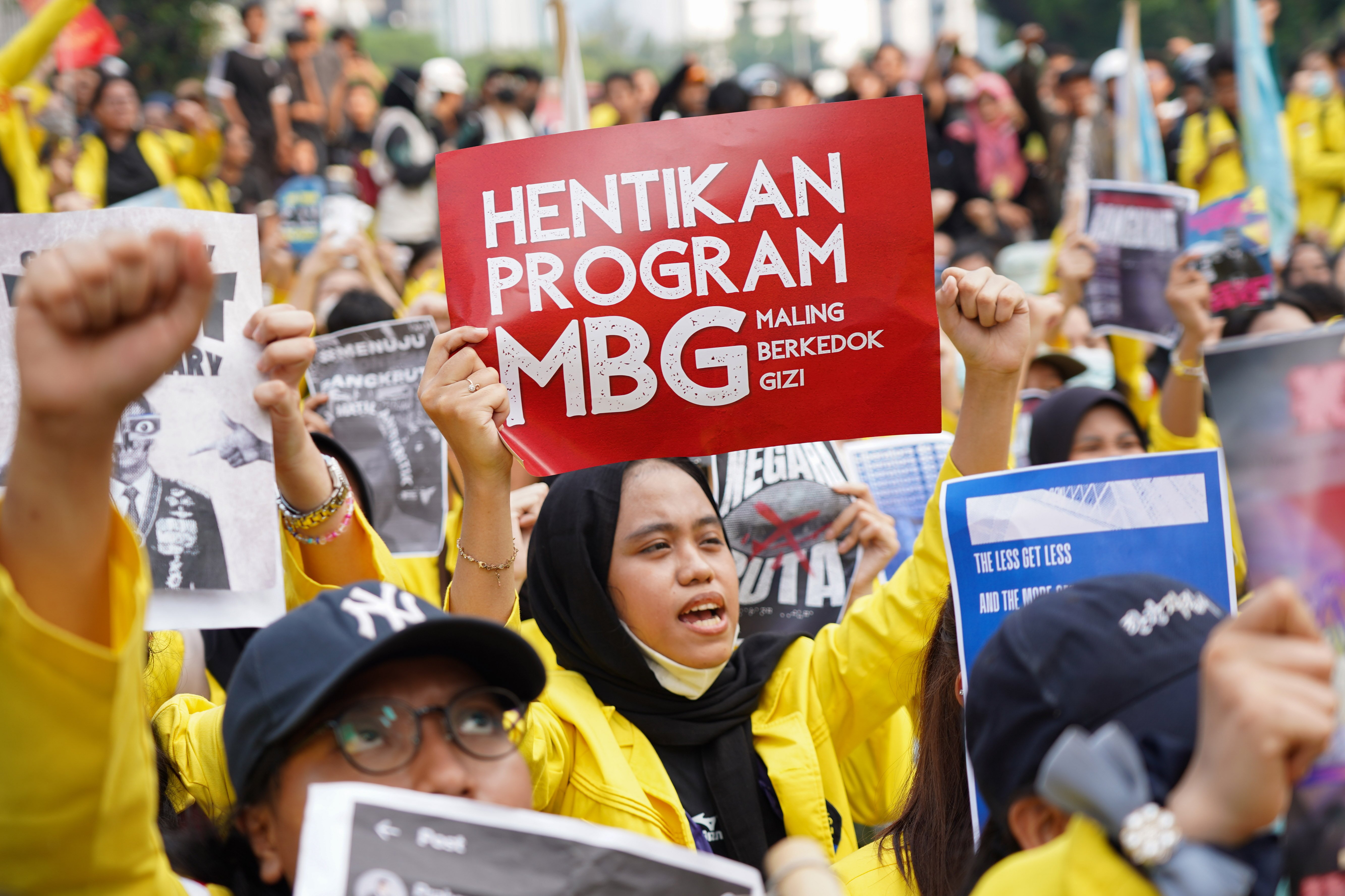 Mahasiswa BEM Universitas Indonesia menggelar aksi demonstrasi di kawasan Jalan MH Thamrin, Jakarta Pusat, Jumat (12/6/2026). Dalam aksi tersebut mereka menyampaikan tuntutan kepada pemerintah diantaranya hentikan pemborosan APBN dengan menyetop program Makan Bergizi Gratis (MBG) karena dinilai tidak efektif serta turunkan harga kebutuhan pokok dan bahan bakar minyak (BBM) yang membebani masyarakat.