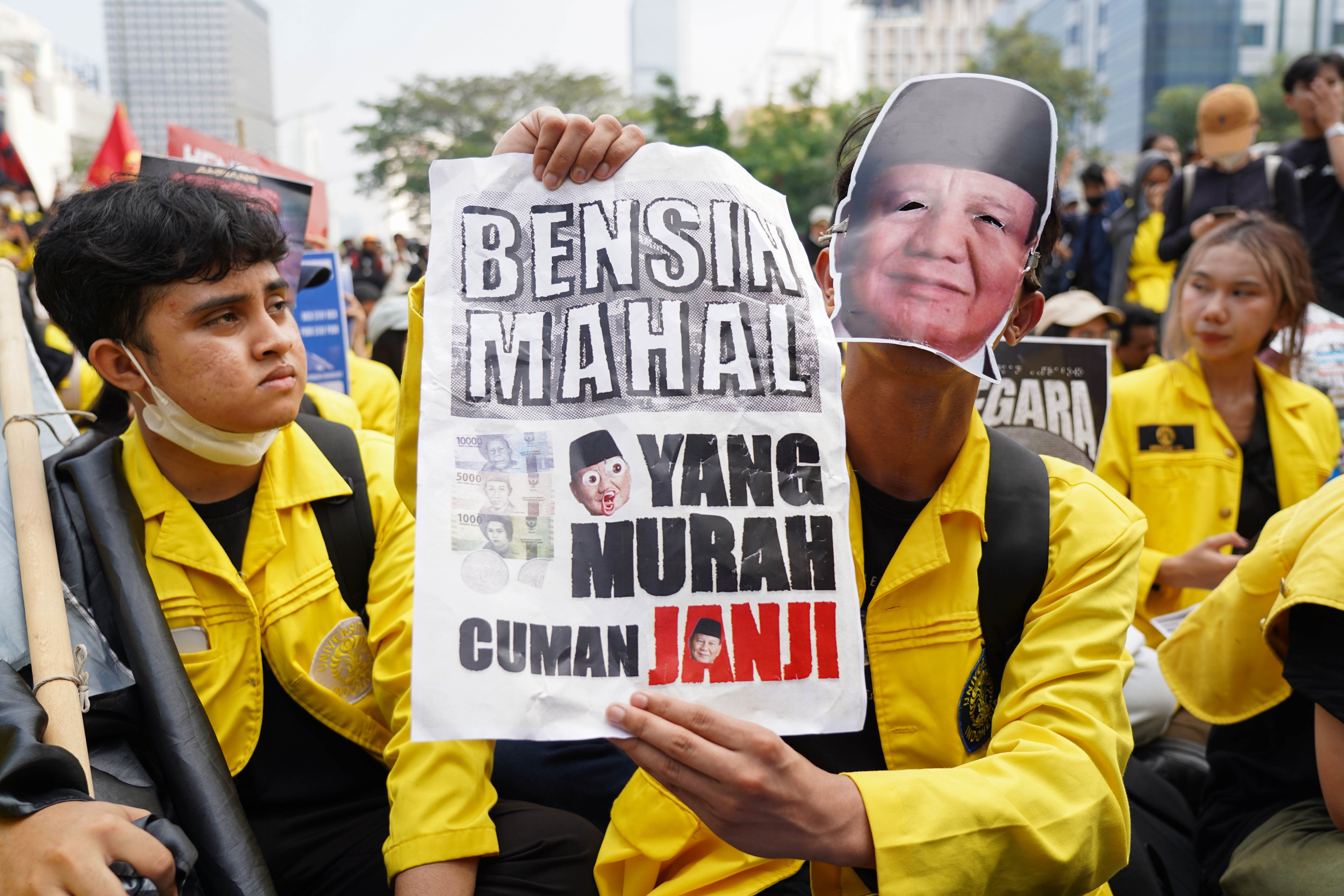 Mahasiswa BEM Universitas Indonesia menggelar aksi demonstrasi di kawasan Jalan MH Thamrin, Jakarta Pusat, Jumat (12/6/2026). Dalam aksi tersebut mereka menyampaikan tuntutan kepada pemerintah diantaranya hentikan pemborosan APBN dengan menyetop program Makan Bergizi Gratis (MBG) karena dinilai tidak efektif serta turunkan harga kebutuhan pokok dan bahan bakar minyak (BBM) yang membebani masyarakat.