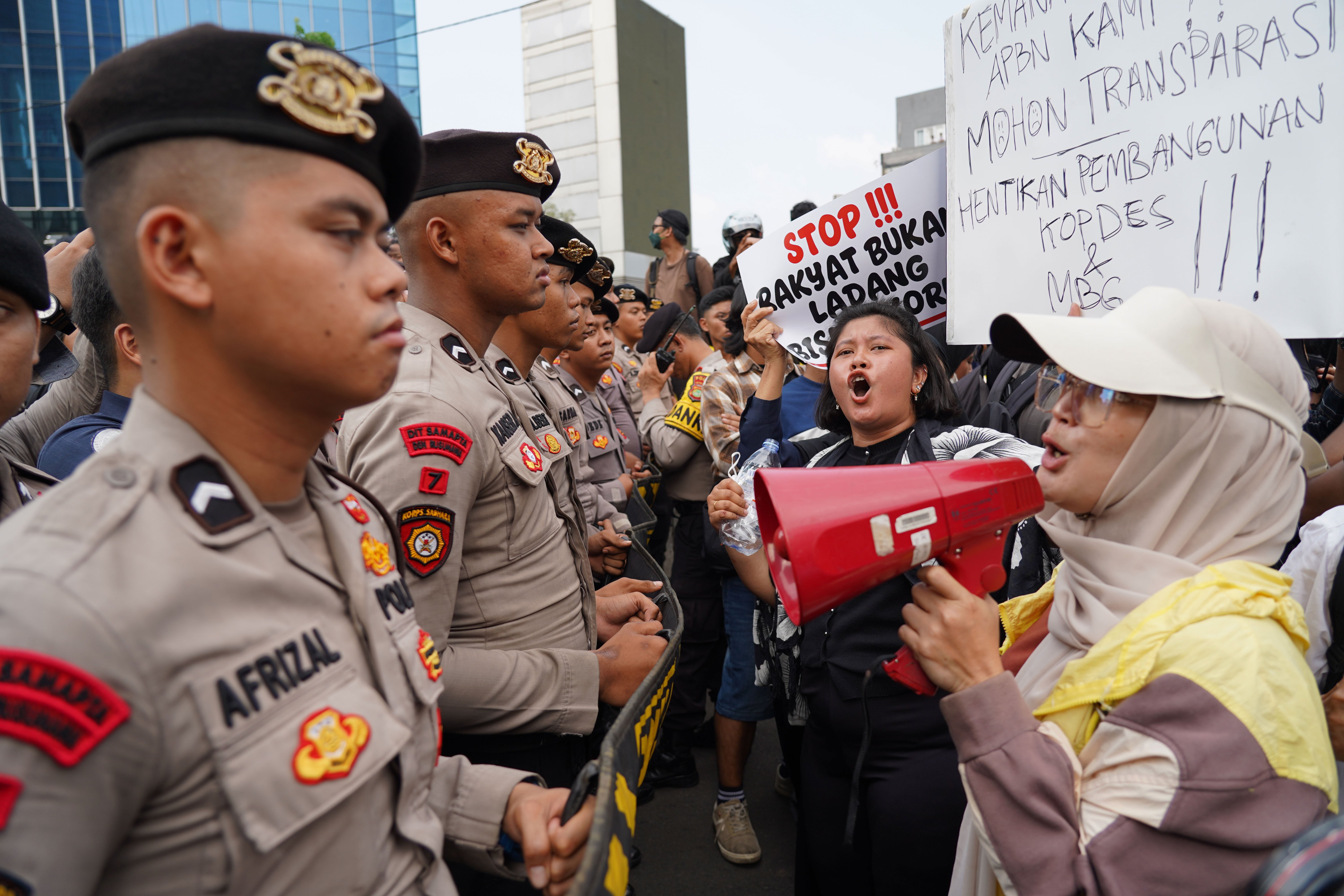 Warga berdemonstrasi bersama mahasiswa di kawasan Jalan MH Thamrin, Jakarta Pusat, Jumat (12/6/2026). Dalam aksi tersebut mereka menyampaikan tuntutan kepada pemerintah diantaranya hentikan pemborosan APBN dengan menyetop program Makan Bergizi Gratis (MBG) karena dinilai tidak efektif serta turunkan harga kebutuhan pokok dan bahan bakar minyak (BBM) yang membebani masyarakat.