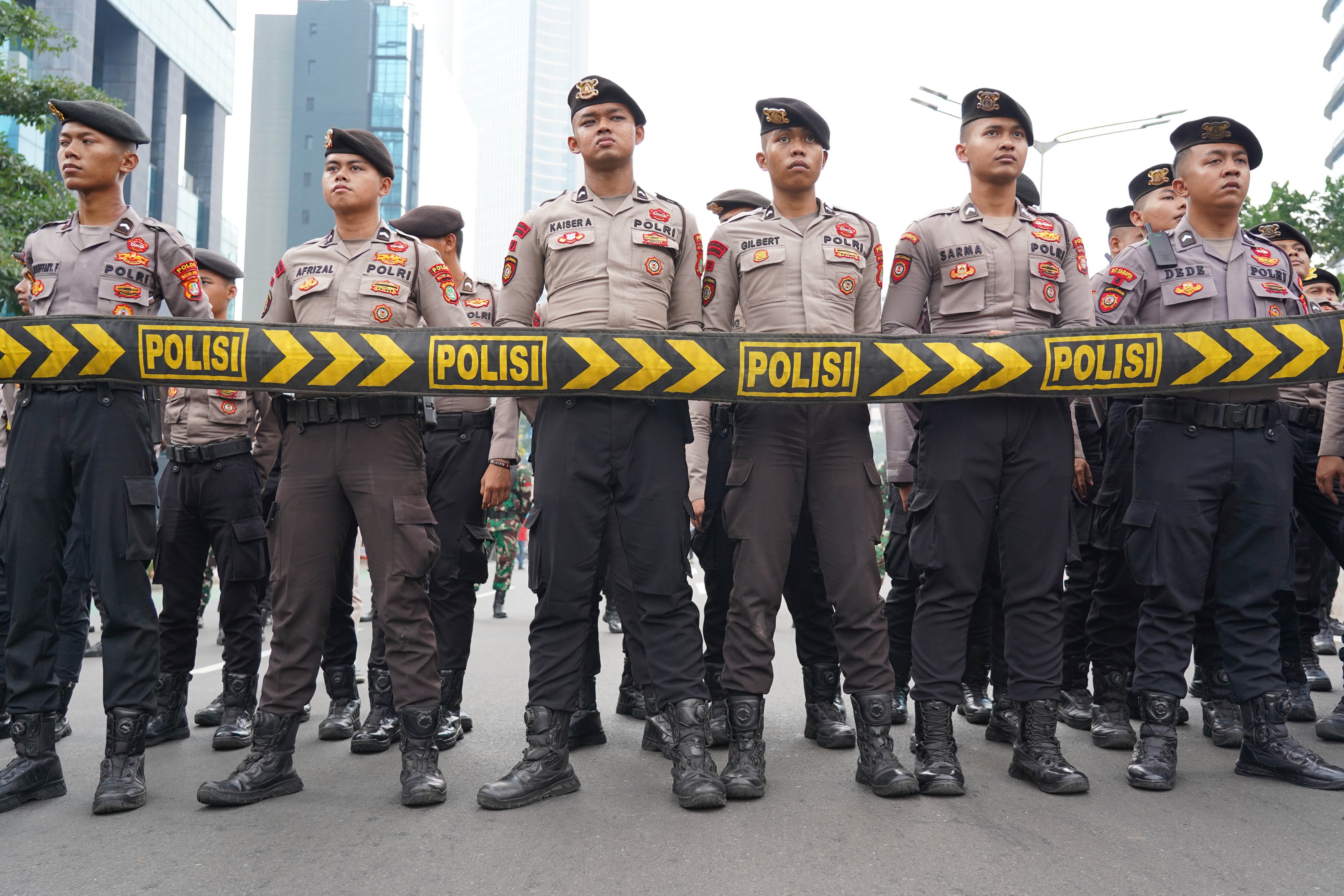 Sejumlah personel kepolisian berjaga saat mahasiswa BEM Universitas Indonesia menggelar aksi demonstrasi di kawasan Jalan MH Thamrin, Jakarta Pusat, Jumat (12/6/2026). Dalam aksi tersebut mereka menyampaikan tuntutan kepada pemerintah diantaranya hentikan pemborosan APBN dengan menyetop program Makan Bergizi Gratis (MBG) karena dinilai tidak efektif serta turunkan harga kebutuhan pokok dan bahan bakar minyak (BBM) yang membebani masyarakat.