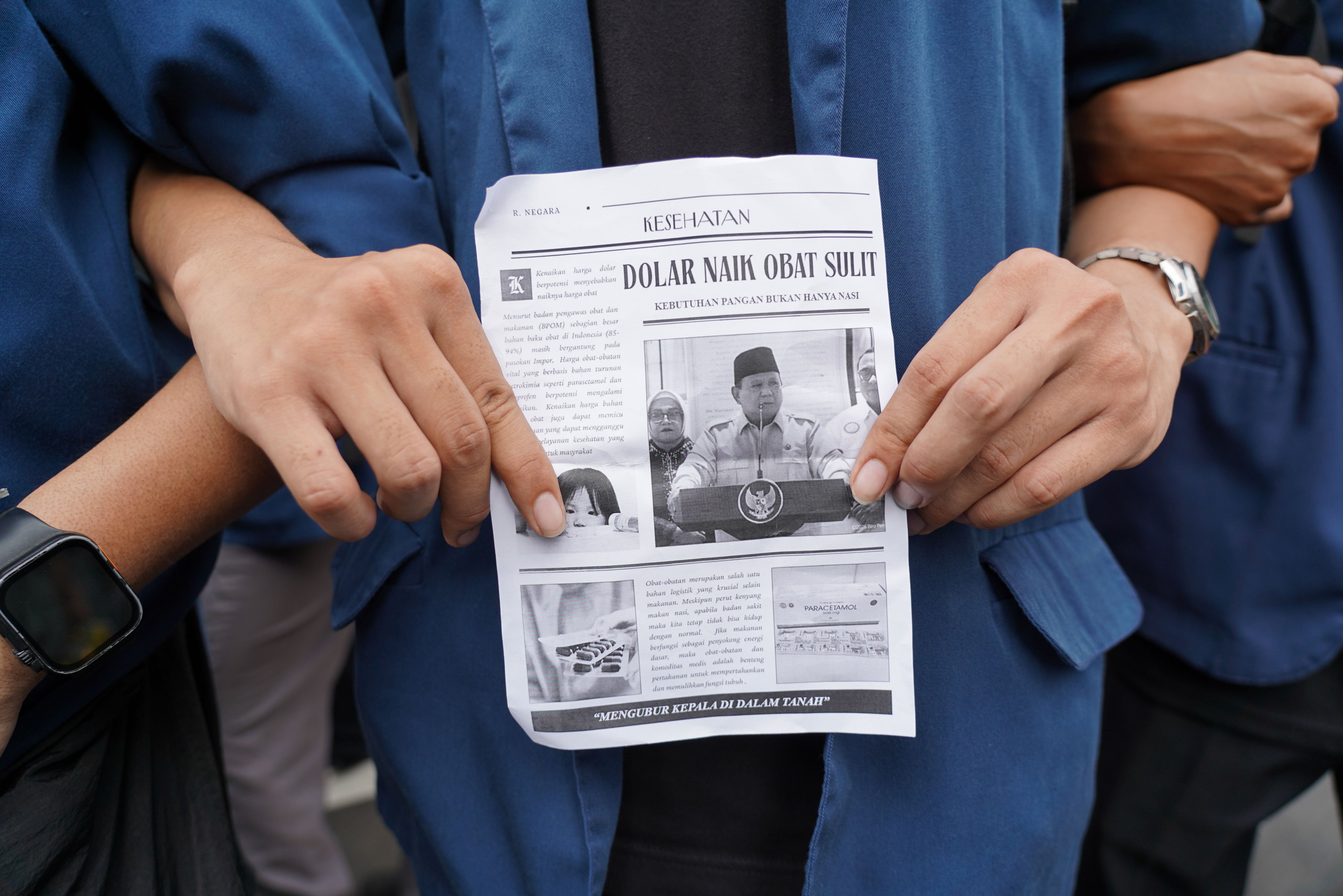 Mahasiswa membawa kertas tuntutan saat berdemonstrasi di kawasan Jalan MH Thamrin, Jakarta Pusat, Jumat (12/6/2026). Dalam aksi tersebut mereka menyampaikan tuntutan kepada pemerintah diantaranya hentikan pemborosan APBN dengan menyetop program Makan Bergizi Gratis (MBG) karena dinilai tidak efektif serta turunkan harga kebutuhan pokok dan bahan bakar minyak (BBM) yang membebani masyarakat. 