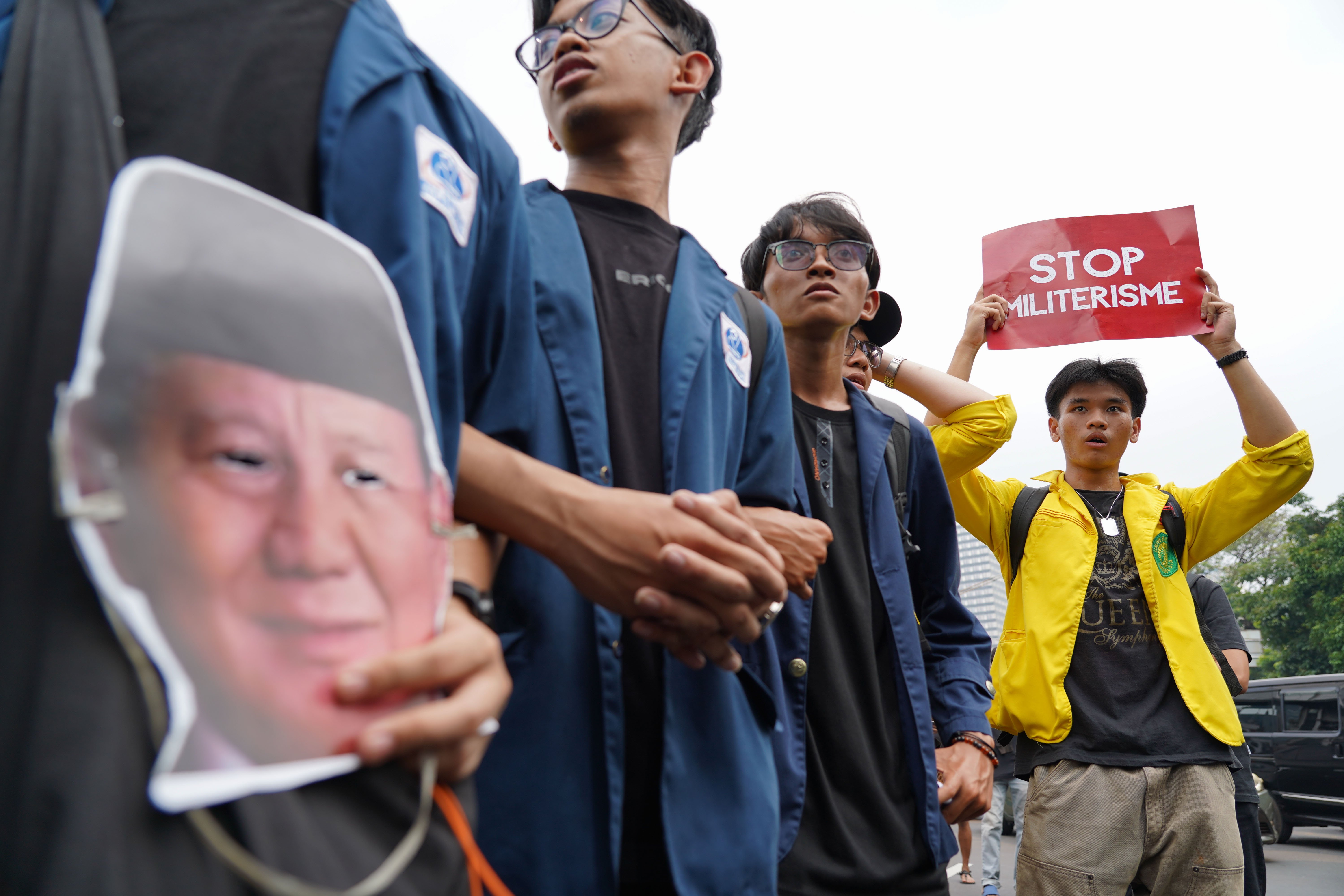 Mahasiswa membawa kertas tuntutan saat berdemonstrasi di kawasan Jalan MH Thamrin, Jakarta Pusat, Jumat (12/6/2026). Dalam aksi tersebut mereka menyampaikan tuntutan kepada pemerintah diantaranya hentikan pemborosan APBN dengan menyetop program Makan Bergizi Gratis (MBG) karena dinilai tidak efektif serta turunkan harga kebutuhan pokok dan bahan bakar minyak (BBM) yang membebani masyarakat. 