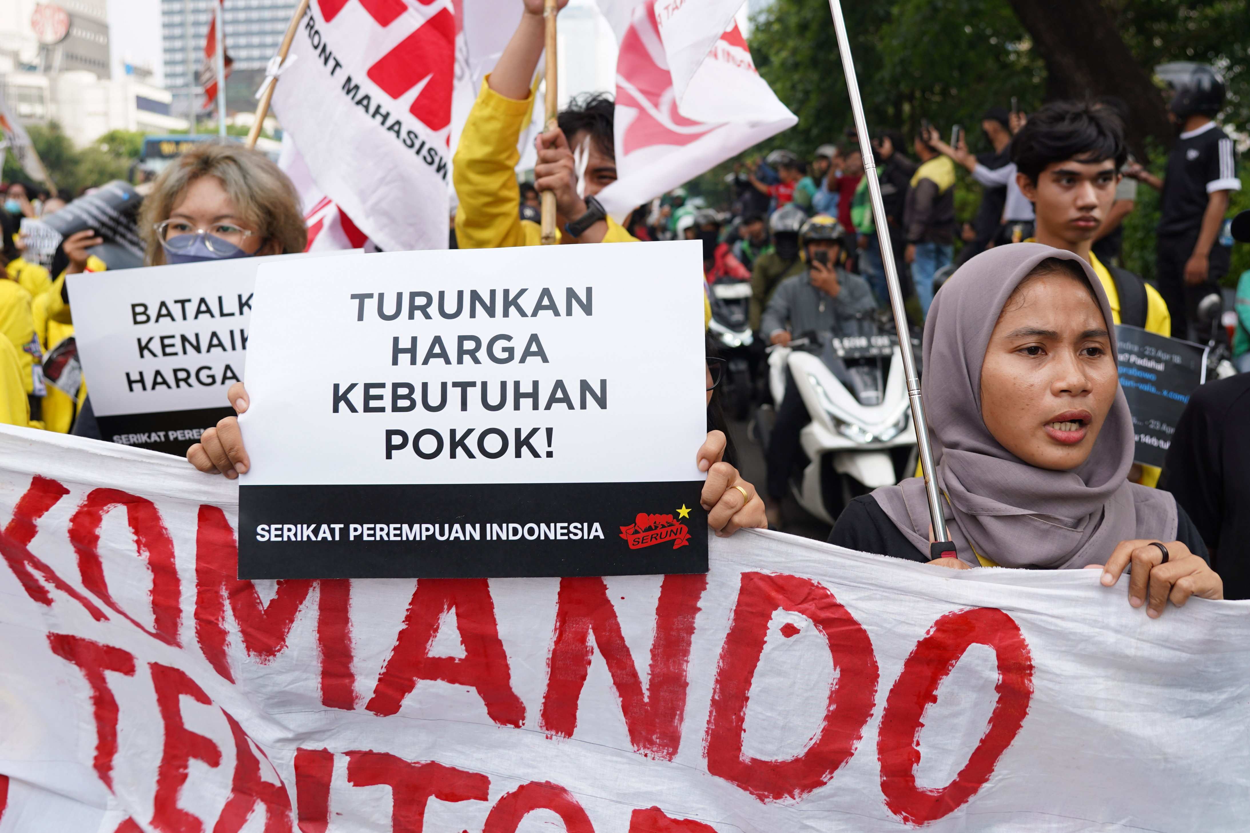 Mahasiswa menggelar aksi demonstrasi di kawasan Jalan MH Thamrin, Jakarta Pusat, Jumat (12/6/2026). Dalam aksi tersebut mereka menyampaikan tuntutan kepada pemerintah diantaranya hentikan pemborosan APBN dengan menyetop program Makan Bergizi Gratis (MBG) karena dinilai tidak efektif serta turunkan harga kebutuhan pokok dan bahan bakar minyak (BBM) yang membebani masyarakat.