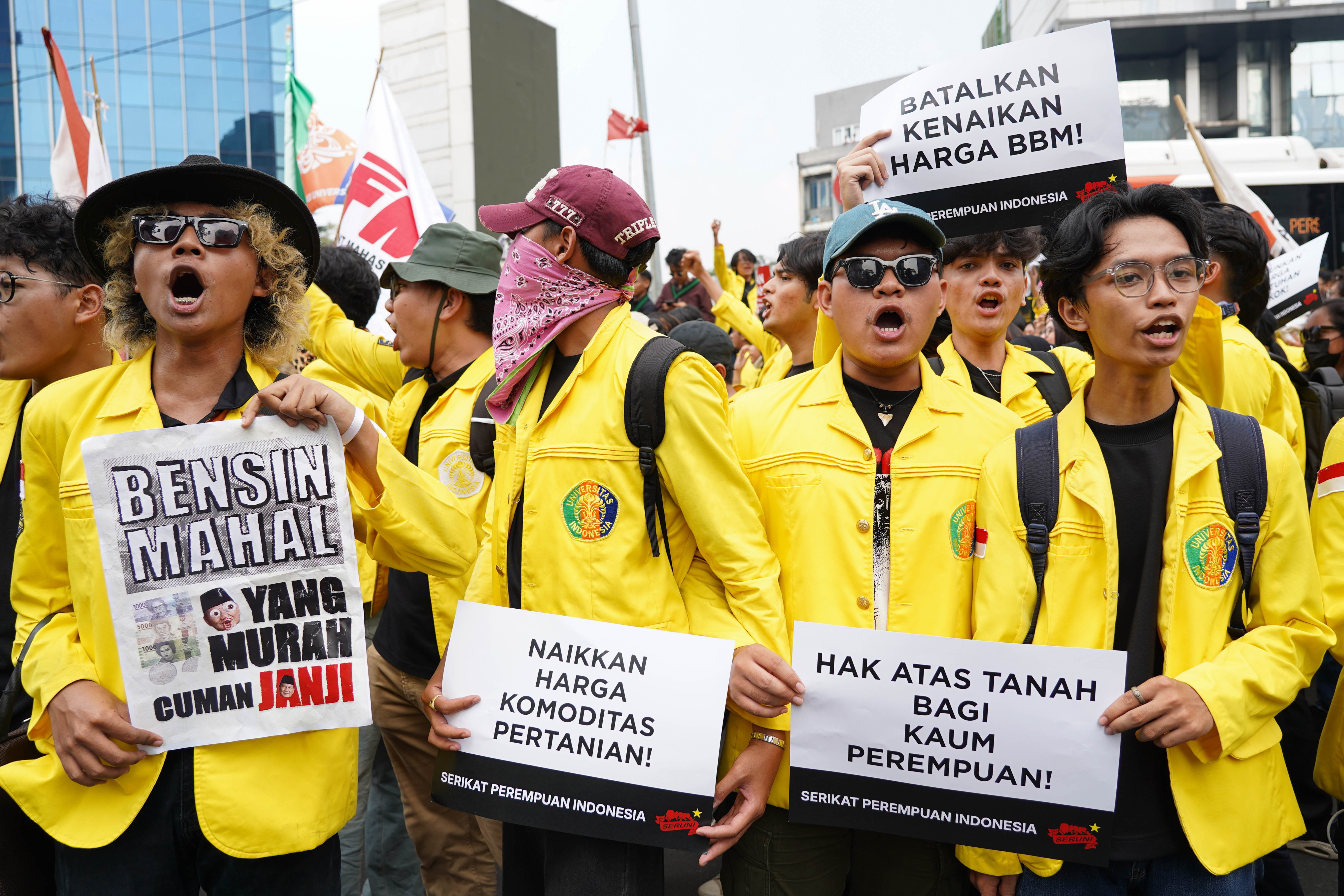 Mahasiswa menggelar aksi demonstrasi di kawasan Jalan MH Thamrin, Jakarta Pusat, Jumat (12/6/2026). Dalam aksi tersebut mereka menyampaikan tuntutan kepada pemerintah diantaranya hentikan pemborosan APBN dengan menyetop program Makan Bergizi Gratis (MBG) karena dinilai tidak efektif serta turunkan harga kebutuhan pokok dan bahan bakar minyak (BBM) yang membebani masyarakat.