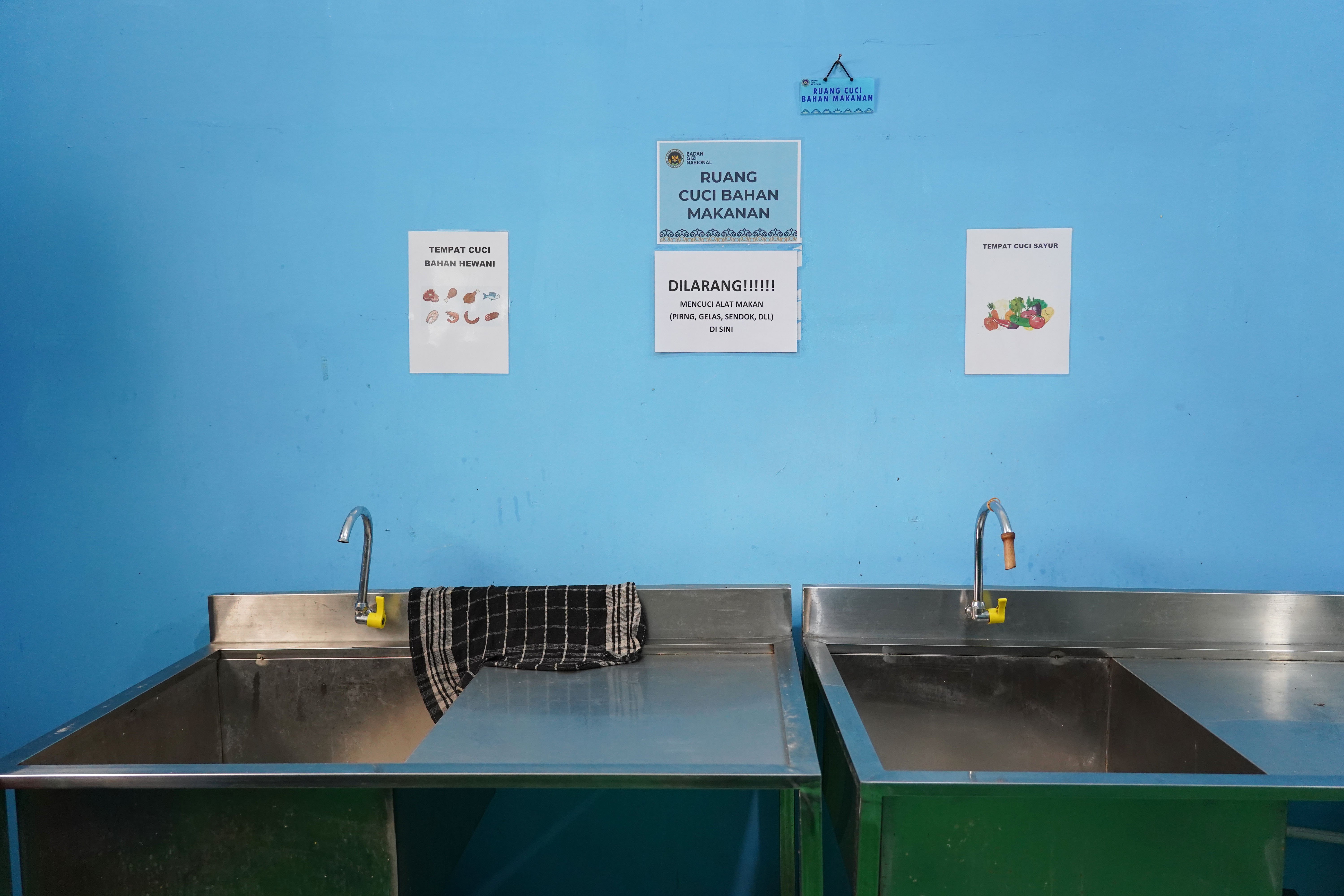 Suasana dapur di Satuan Pelayanan Pemenuhan Gizi (SPPG) Mekarsari 02 saat operasionalnya berhenti sementara di kawasan Kecamatan Cimanggis, Depok, Jawa Barat, Kamis (11/6/2026). Berdasarkan keterangan Kepala SPPG, pemberhentian sementara tersebut dilakukan karena dana untuk memproduksi Makan Bergizi Gratis (MBG) dari Badan Gizi Nasional (BGN) belum cair.