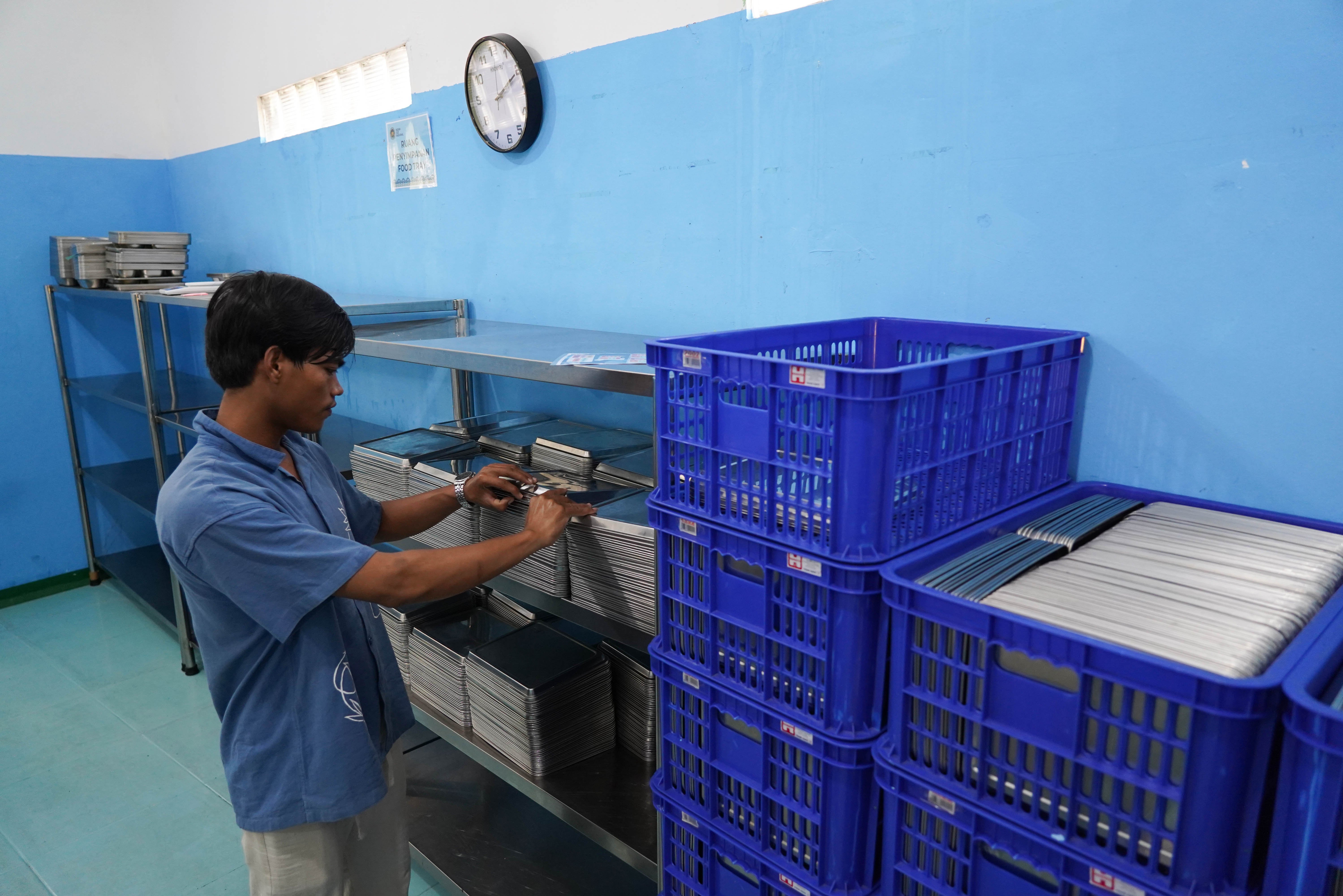 Petugas mengecek ompreng yang telah dicuci di Satuan Pelayanan Pemenuhan Gizi (SPPG) Mekarsari 02 saat operasionalnya berhenti sementara di kawasan Kecamatan Cimanggis, Depok, Jawa Barat, Kamis (11/6/2026). Berdasarkan keterangan Kepala SPPG, pemberhentian sementara tersebut dilakukan karena dana untuk memproduksi Makan Bergizi Gratis (MBG) dari Badan Gizi Nasional (BGN) belum cair.