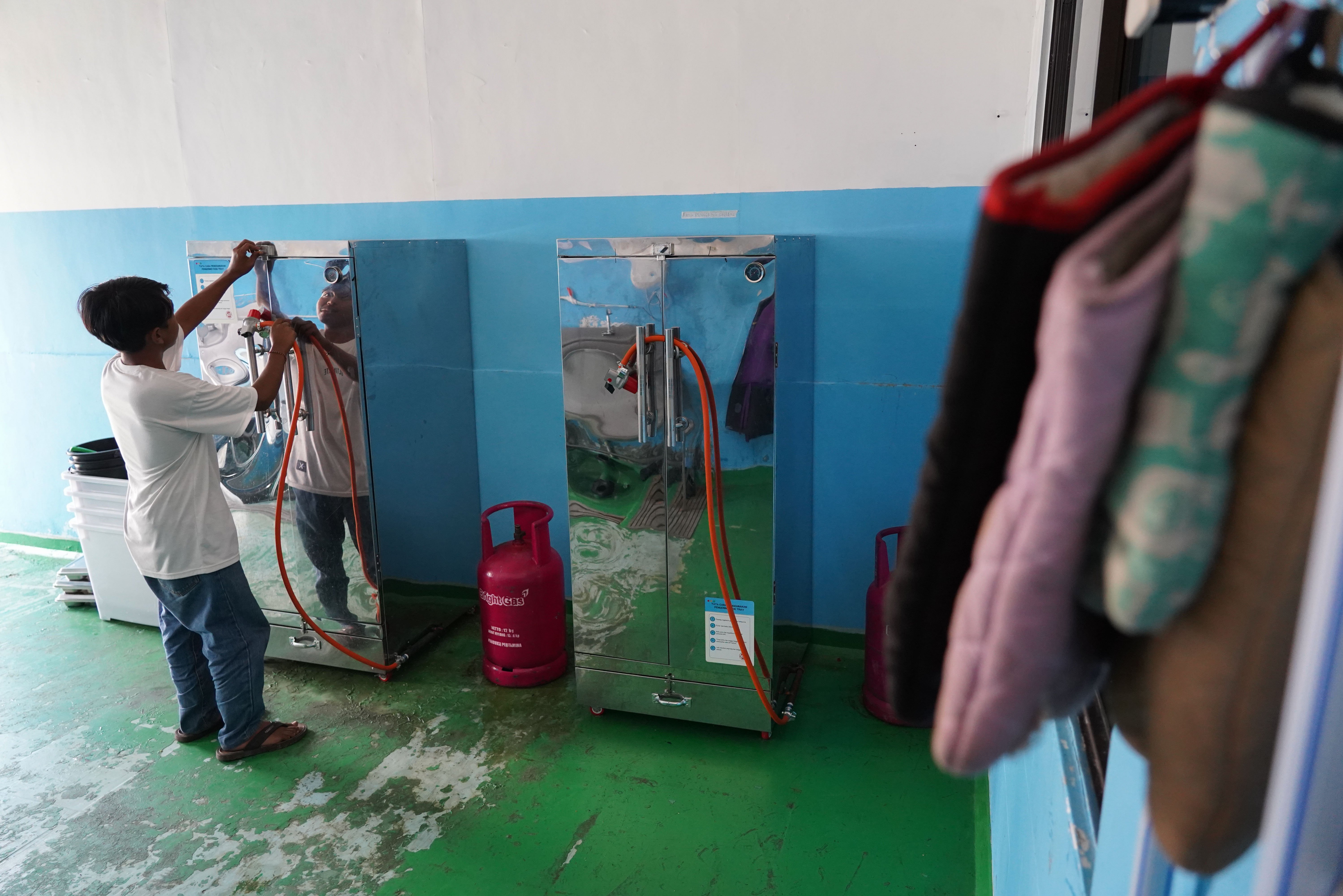 Petugas mengecek alat pengering ompreng di Satuan Pelayanan Pemenuhan Gizi (SPPG) Mekarsari 02 saat operasionalnya berhenti sementara di kawasan Kecamatan Cimanggis, Depok, Jawa Barat, Kamis (11/6/2026). Berdasarkan keterangan Kepala SPPG, pemberhentian sementara tersebut dilakukan karena dana untuk memproduksi Makan Bergizi Gratis (MBG) dari Badan Gizi Nasional (BGN) belum cair.