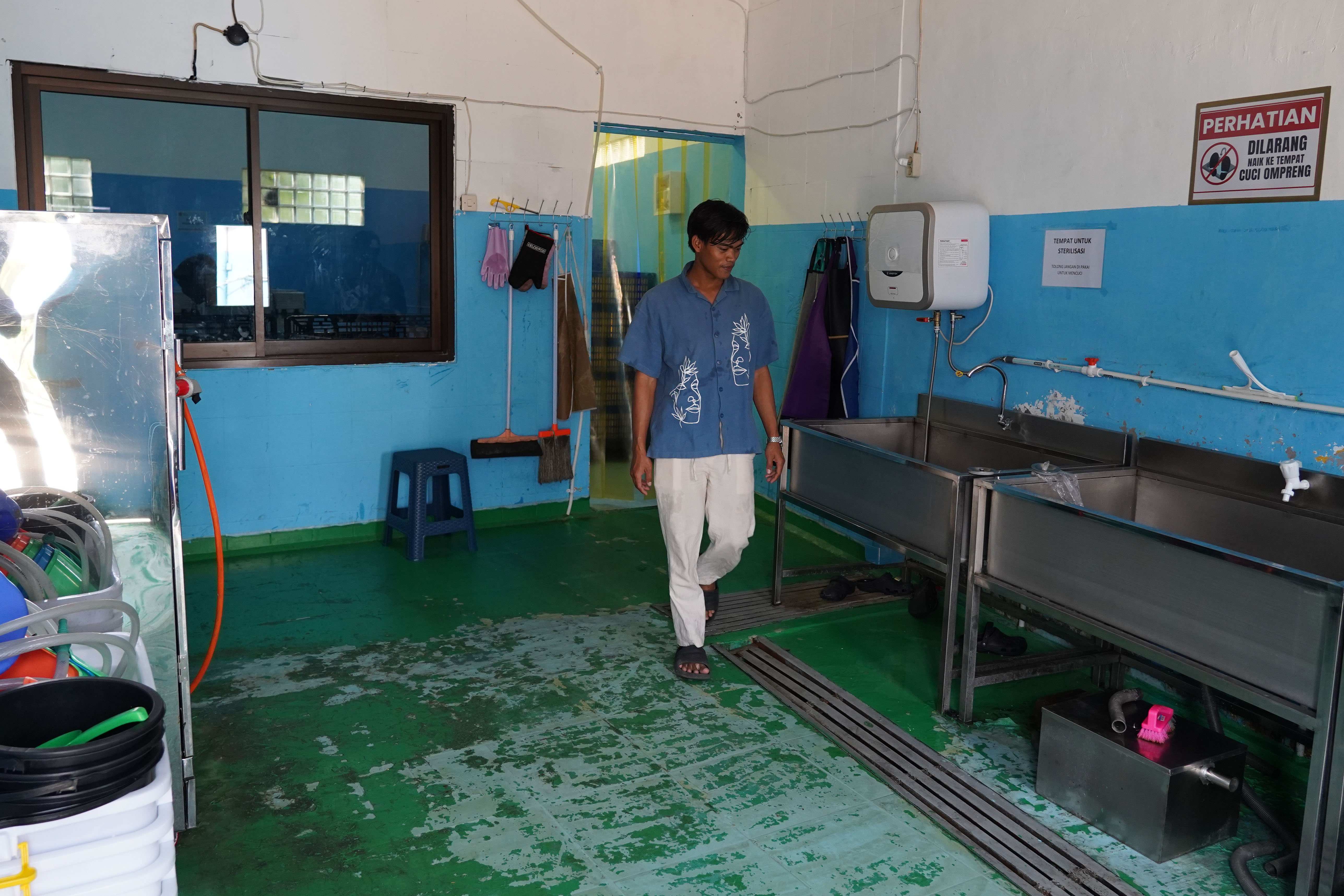 Petugas mengecek ruang pencucian ompreng di Satuan Pelayanan Pemenuhan Gizi (SPPG) Mekarsari 02 saat operasionalnya berhenti sementara di kawasan Kecamatan Cimanggis, Depok, Jawa Barat, Kamis (11/6/2026). Berdasarkan keterangan Kepala SPPG, pemberhentian sementara tersebut dilakukan karena dana untuk memproduksi Makan Bergizi Gratis (MBG) dari Badan Gizi Nasional (BGN) belum cair.