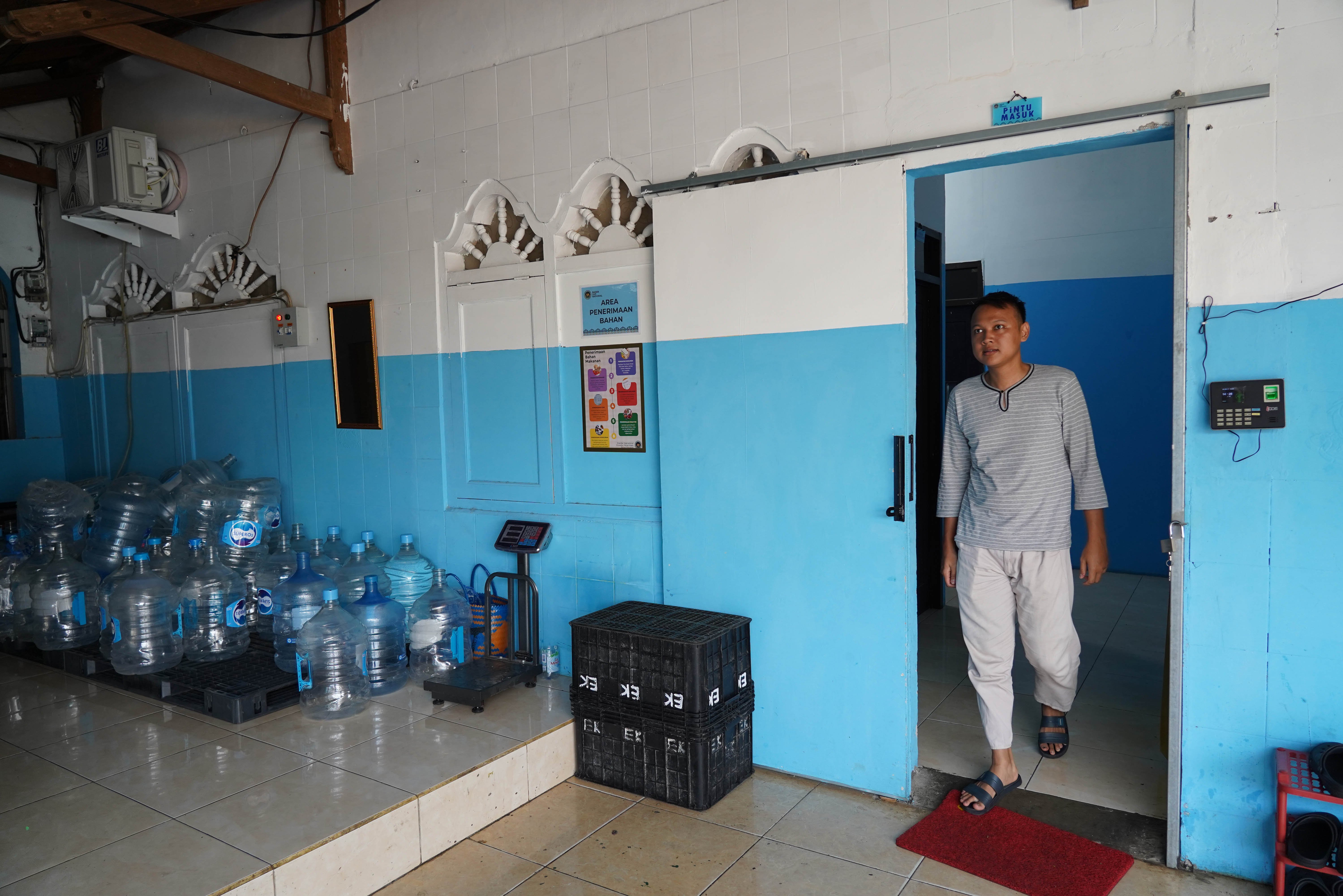 Petugas berjalan di salah satu ruangan di Satuan Pelayanan Pemenuhan Gizi (SPPG) Mekarsari 02 saat operasionalnya berhenti sementara di kawasan Kecamatan Cimanggis, Depok, Jawa Barat, Kamis (11/6/2026). Berdasarkan keterangan Kepala SPPG, pemberhentian sementara tersebut dilakukan karena dana untuk memproduksi Makan Bergizi Gratis (MBG) dari Badan Gizi Nasional (BGN) belum cair.
