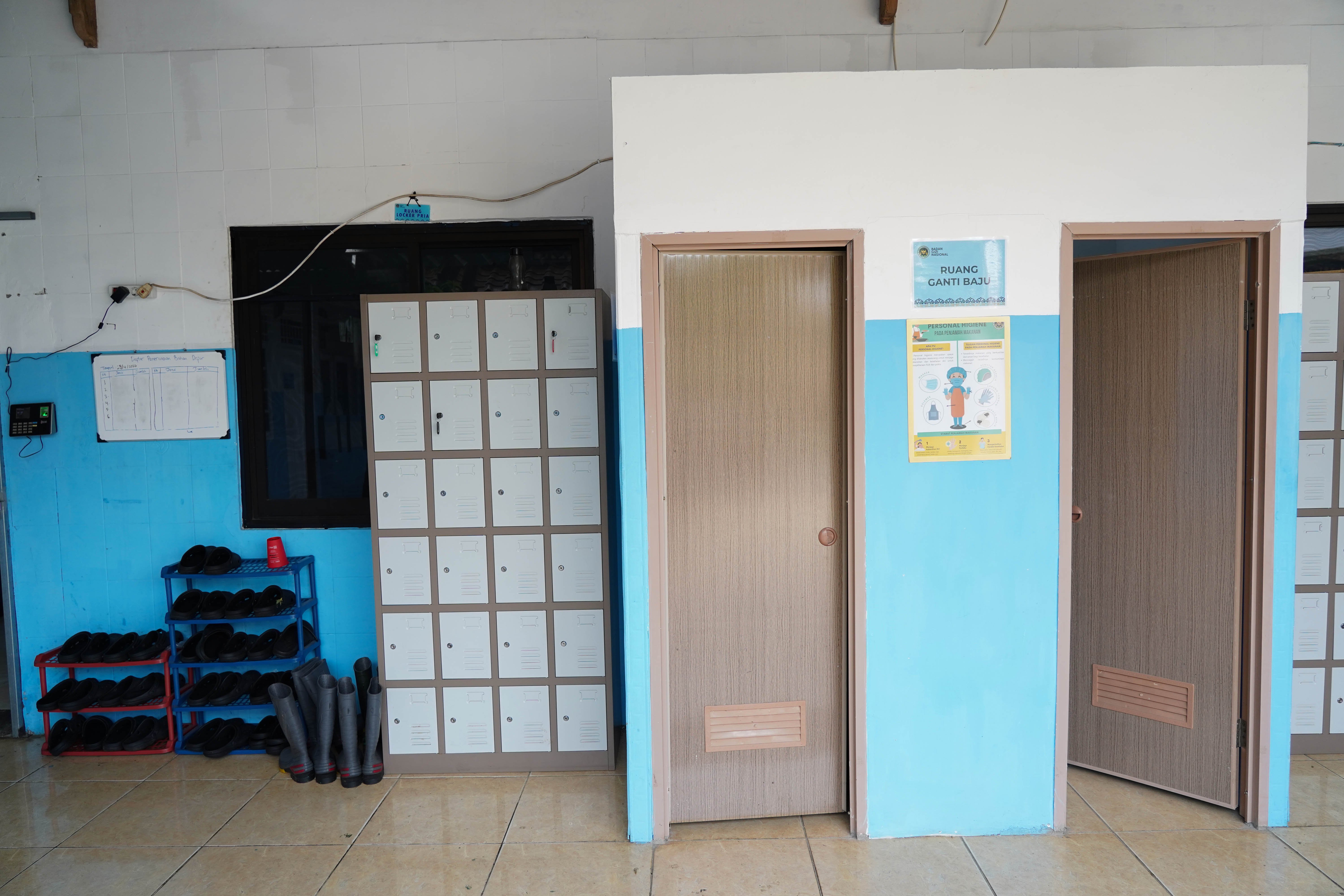 Suasana salah satu ruangan di Satuan Pelayanan Pemenuhan Gizi (SPPG) Mekarsari 02 saat operasionalnya berhenti sementara di kawasan Kecamatan Cimanggis, Depok, Jawa Barat, Kamis (11/6/2026). Berdasarkan keterangan Kepala SPPG, pemberhentian sementara tersebut dilakukan karena dana untuk memproduksi Makan Bergizi Gratis (MBG) dari Badan Gizi Nasional (BGN) belum cair.