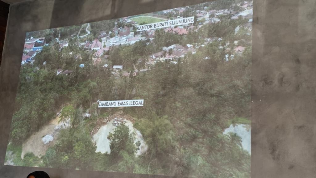 Tambang emas ilegal berjarak sekitar 60 meter dari Kantor Bupati Sijunjung, Sumatera Barat.