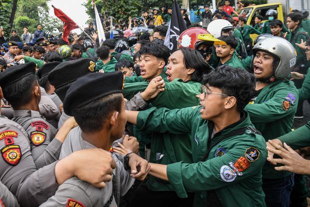 Polisi memblokade mahasiswa dari BEM Universitas Uhamka saat aksi unjuk rasa di kawasan Semanggi, Jakarta, Senin (15/6/2026).