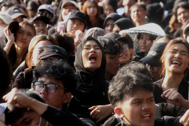 Mahasiswa meneriakkan yel-yel saat berunjuk rasa terkait tata kelola perekonomian nasional di depan Gedung DPRD Kota Malang, Jawa Timur, Senin (15/6/2026).