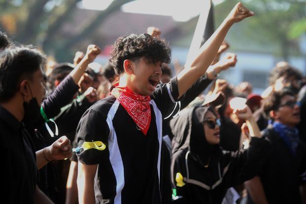 Mahasiswa meneriakkan yel-yel saat berunjuk rasa terkait tata kelola perekonomian nasional di depan Gedung DPRD Kota Malang, Jawa Timur, Senin (15/6/2026).