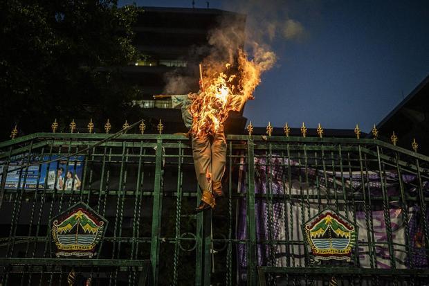Alat peraga unjuk rasa terbakar saat aksi di Kantor Gubernur Jawa Tengah, Semarang, Jawa Tengah, Senin (15/6/2026). Unjuk rasa mahasiswa tersebut untuk menuntut perbaikan tata kelola perekonomian nasional.