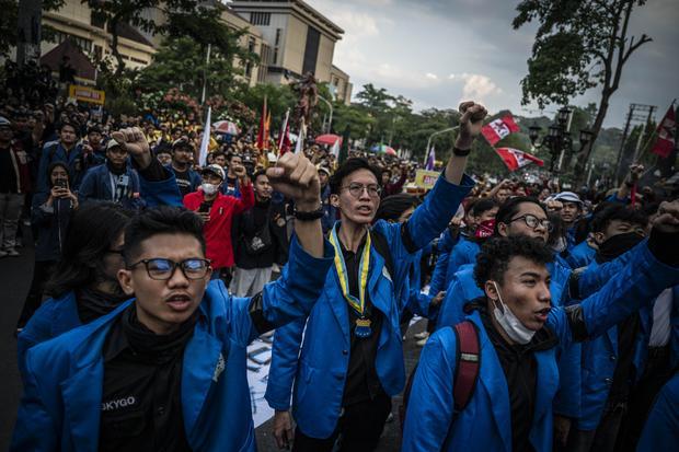 Sejumlah mahasiswa melakukan aksi unjuk rasa di Kantor Gubernur Jawa Tengah, Semarang, Jawa Tengah, Senin (15/6/2026). Unjuk rasa mahasiswa tersebut untuk menuntut perbaikan tata kelola perekonomian nasional.