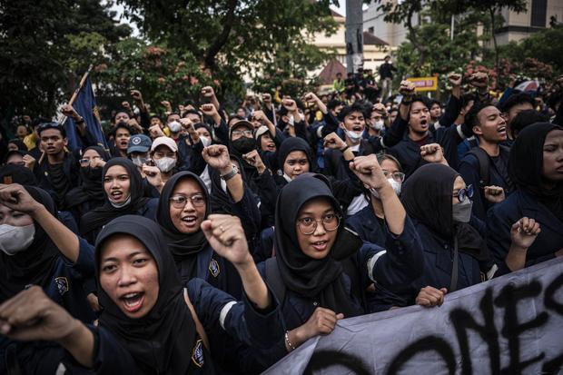Sejumlah mahasiswa melakukan aksi unjuk rasa di Kantor Gubernur Jawa Tengah, Semarang, Jawa Tengah, Senin (15/6/2026). Unjuk rasa mahasiswa tersebut untuk menuntut perbaikan tata kelola perekonomian nasional.